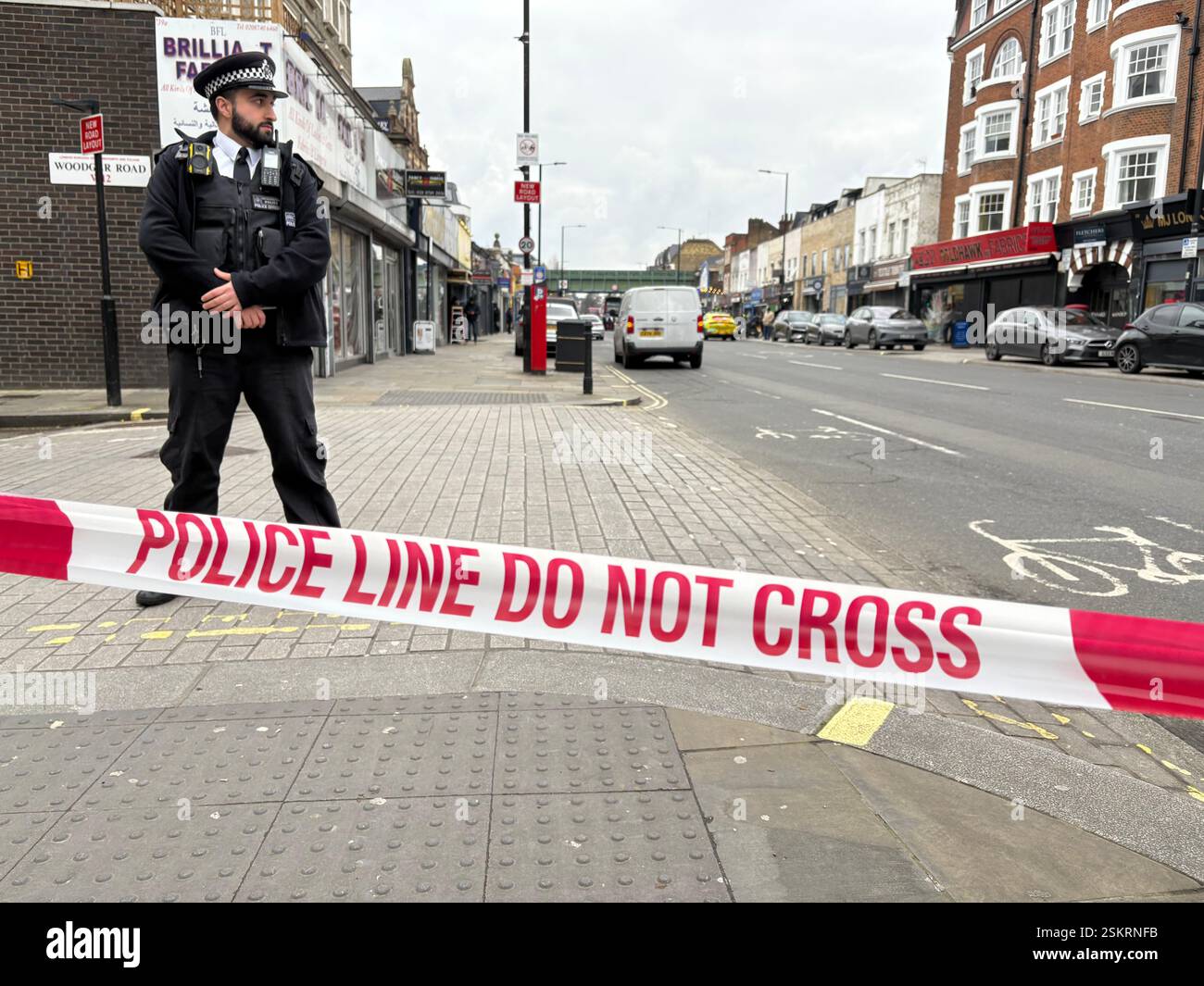 LONDRA - 12 FEBBRAIO 2025: Servizi di polizia e ambulanza sulla scena di un pugnalamento fuori dalla stazione della metropolitana di Goldhawk Road nel W12, Shepherds Bush. Foto Stock