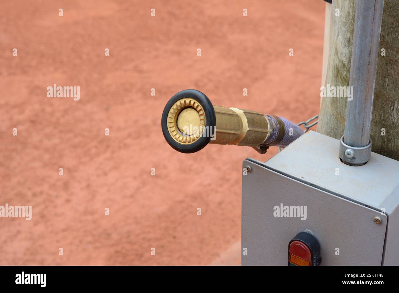 Puntale per acqua per innaffiare il campo da tennis Foto Stock