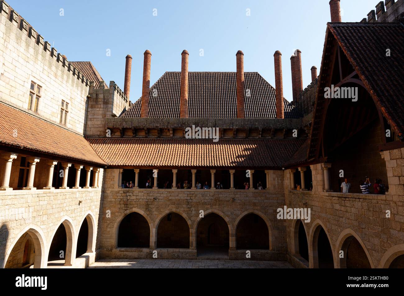 Il grande cortile del Palazzo dei Duchi di Braganza a Guimarães parzialmente bagnato dalla luce del sole Foto Stock