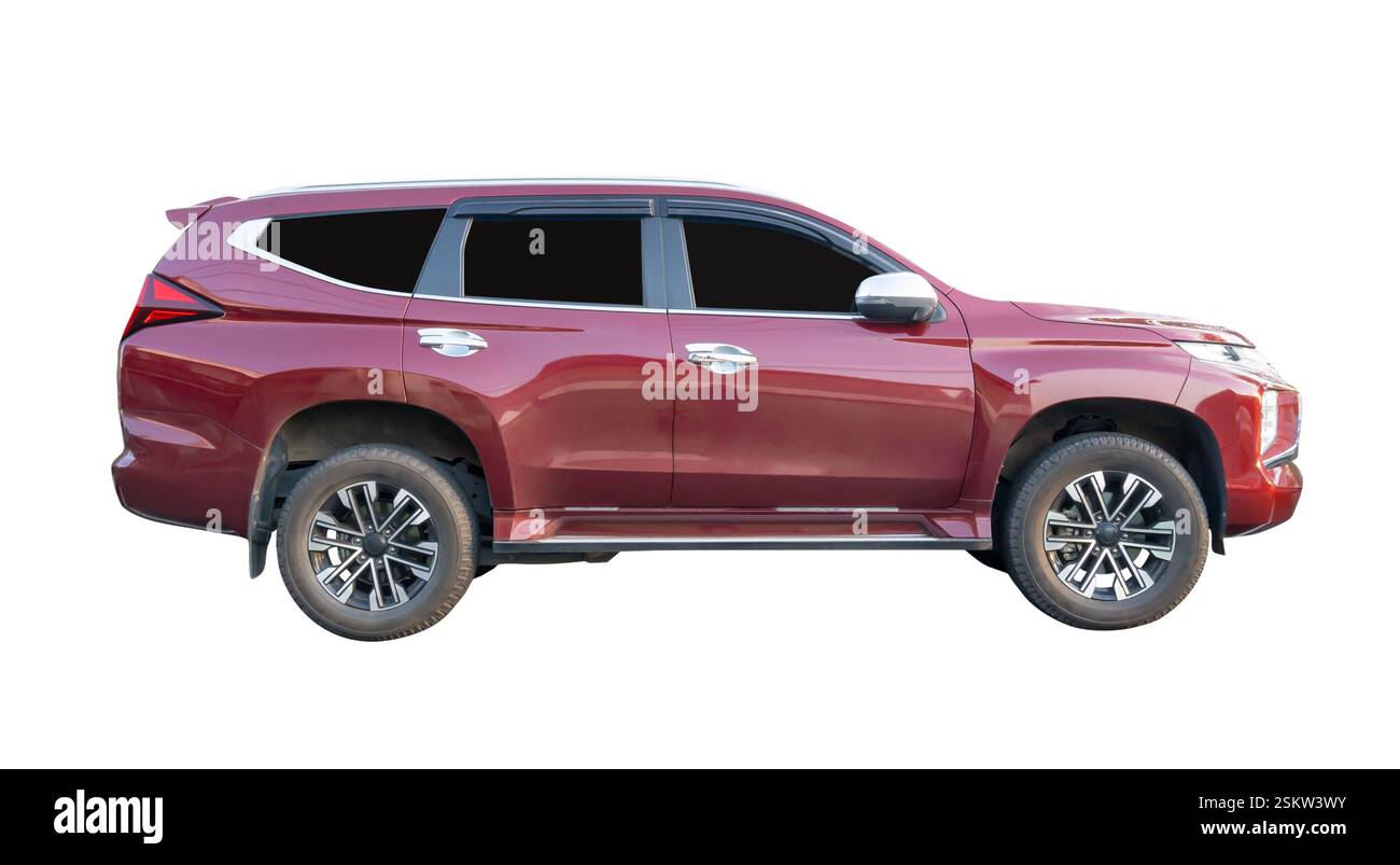 La vista laterale dell'elegante SUV rosso o rosso scuro è isolata su sfondo bianco con percorso di ritaglio. Foto Stock