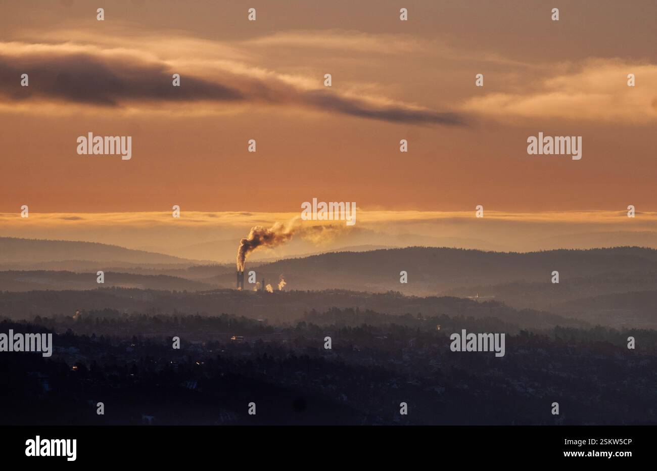 Oslo 20250212. L'impianto di trattamento a Klemetsrud visto da Holmenkollen verso Ekeberg. Parole chiave: Clima e ambiente, CO2, cattura e stoccaggio, purificazione di CO2, cattura del carbonio, inquinamento, rifiuti, cattura e stoccaggio del carbonio, obiettivi climatici. Foto: OLE Berg-Rusten / NTB Foto Stock