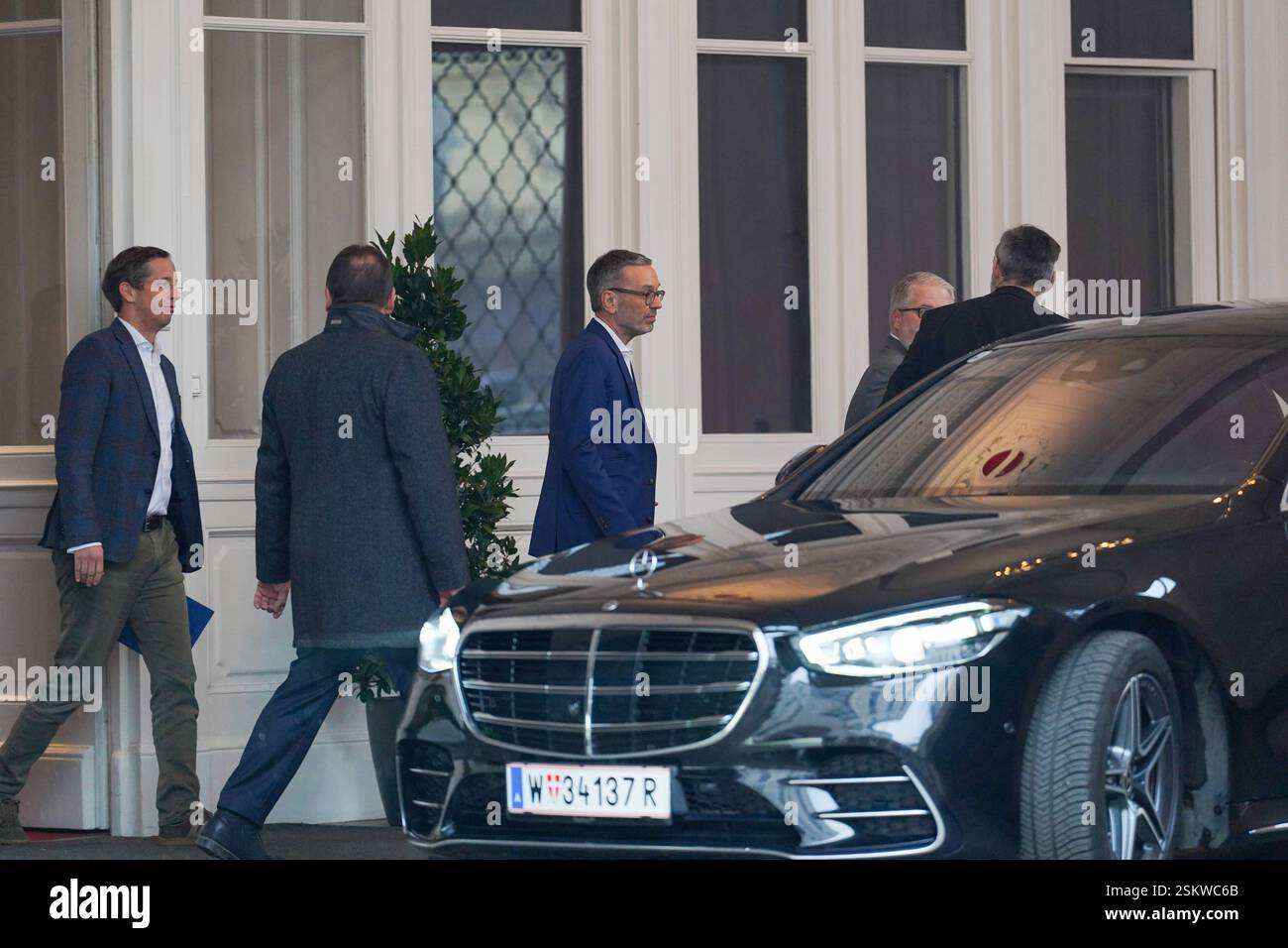 12.02.2025 - Österreich, Wien, Europa: Koalitionsverhandlungen zwischen der FPÖ & ÖVP - Herbert Kickl trifft in der Hofburg ein Stichworte: Koalitionsverhandlung, FPÖVP, Österreich, FPÖ-ÖVP Verhandlungen, Dreierkoalition gescheitert, SPÖ und NEOS raus, schwierige Gespräche, inhaltliche Differenzen, öffentliche Kritik, Proteste gegen FPÖ-Regierung, ÖVP interne Konflikte, Nehammer unter Druck, FPÖ fordert Innenministerium, Migration als Streitthema, Wirtschaftsfragen ungeklärt, SPÖ in opposizione, NEOS enttäuscht, Grüne ohne Einfluss, unklare Zukunft, Entscheidung in den nächsten Tagen *** 12 02 Foto Stock