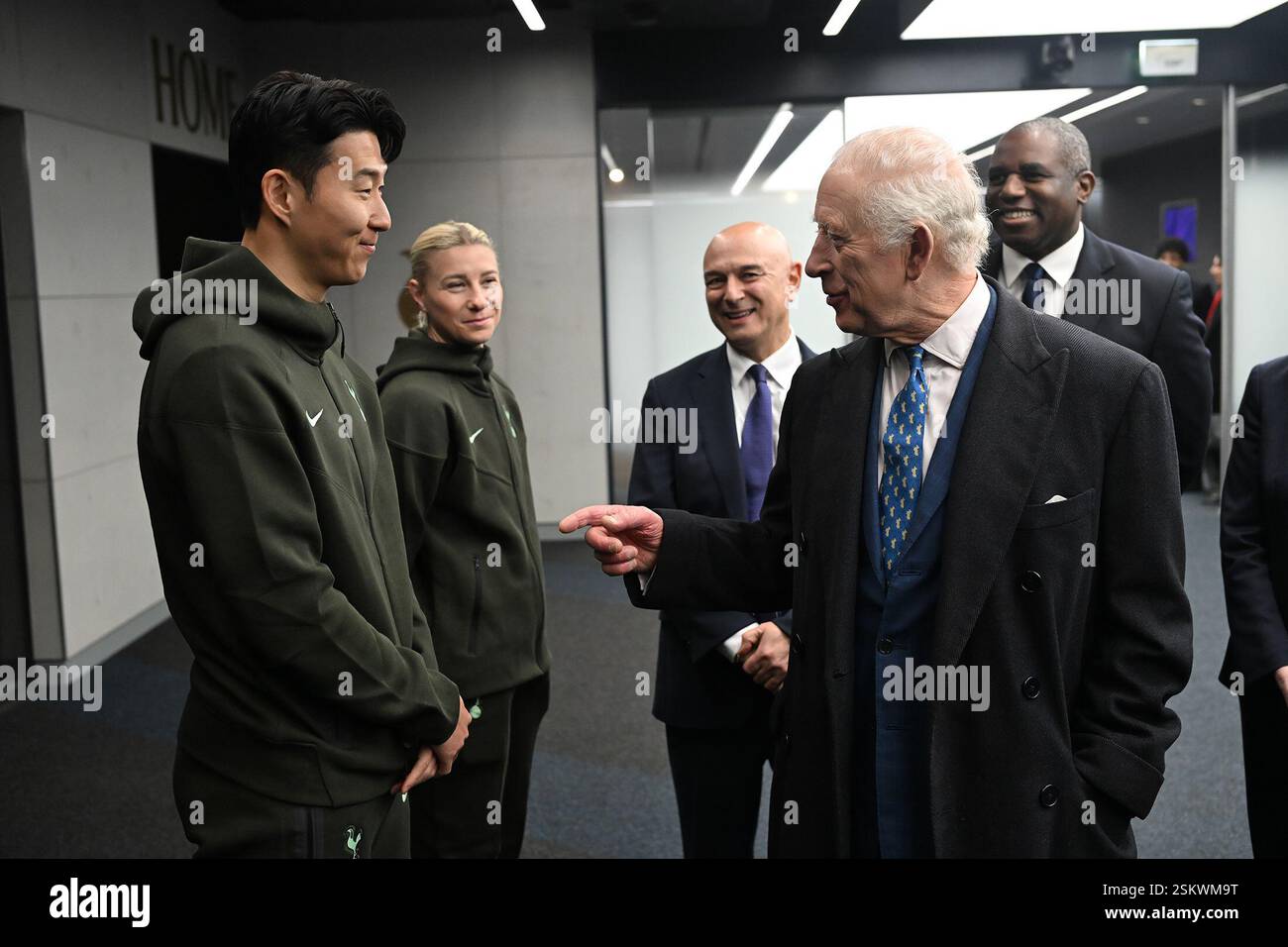 Re Carlo III incontra il capitano femminile del Tottenham Hotspur Bethany England e il capitano maschile Son Heung-min durante una visita al Tottenham Hotspur Stadium, a nord di Londra, per celebrare il positivo lavoro di beneficenza svolto all'interno della comunità locale, in collaborazione con il Tottenham Hotspur F.C. e la National Football League (NFL). Data foto: Mercoledì 12 febbraio 2025. Foto Stock