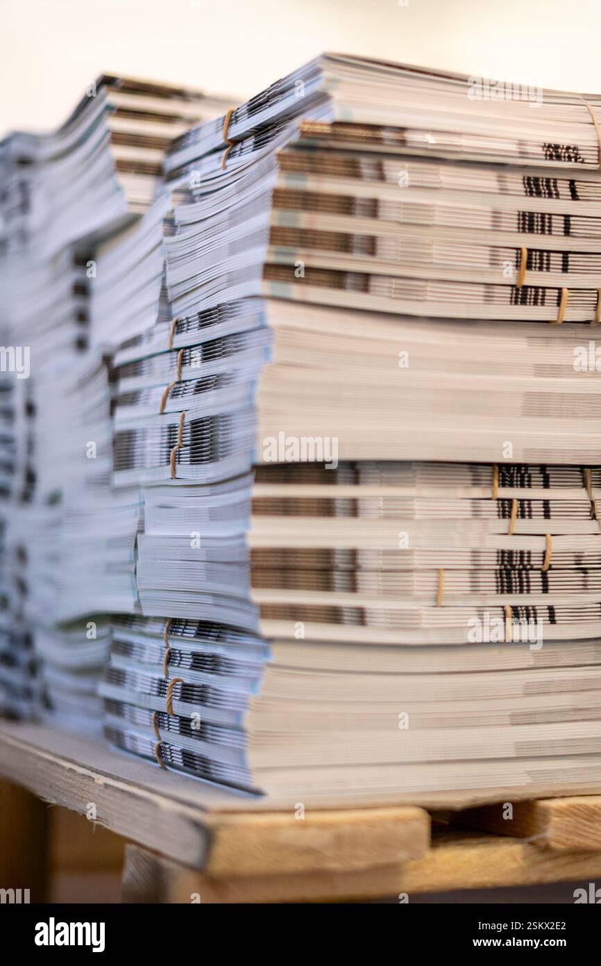 I cataloghi appena stampati sono impilati e rilegati, pronti per la distribuzione Foto Stock
