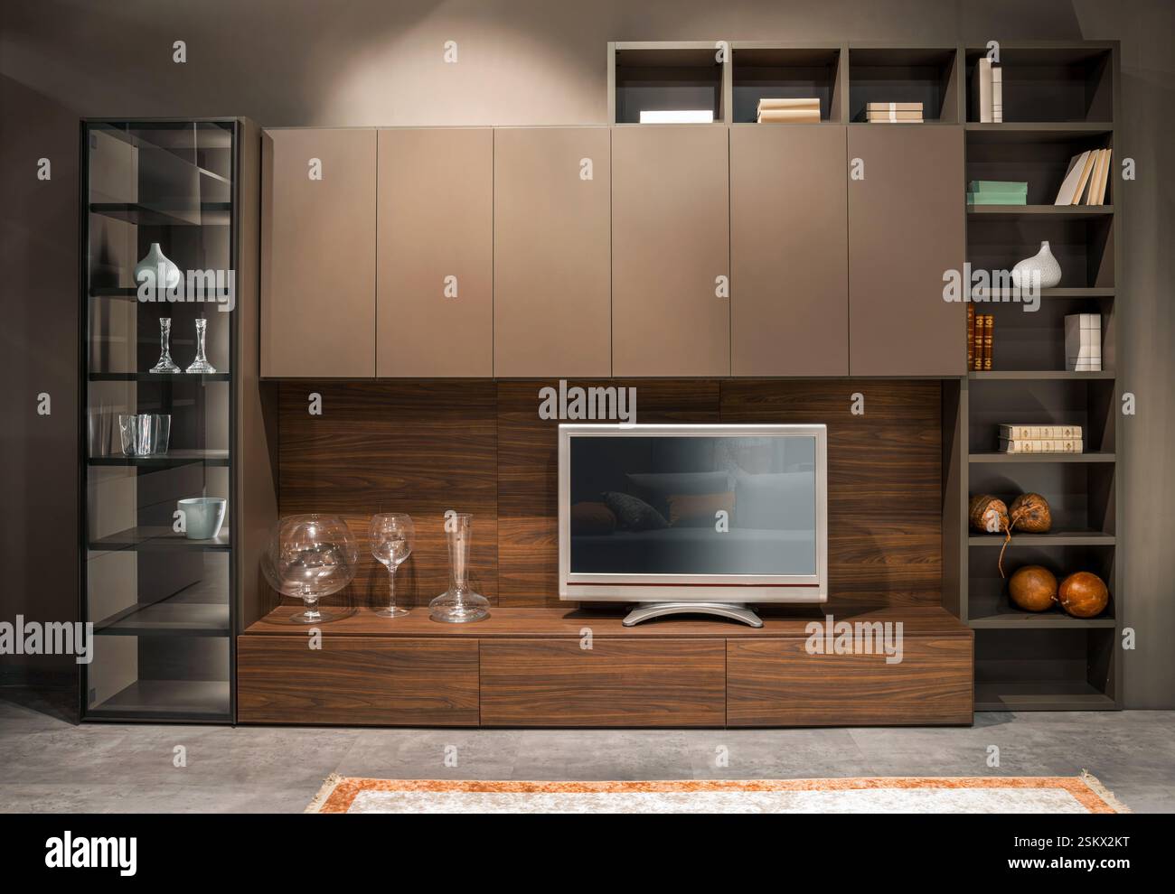 Interni eleganti e contemporanei con tv e vani portaoggetti Foto Stock