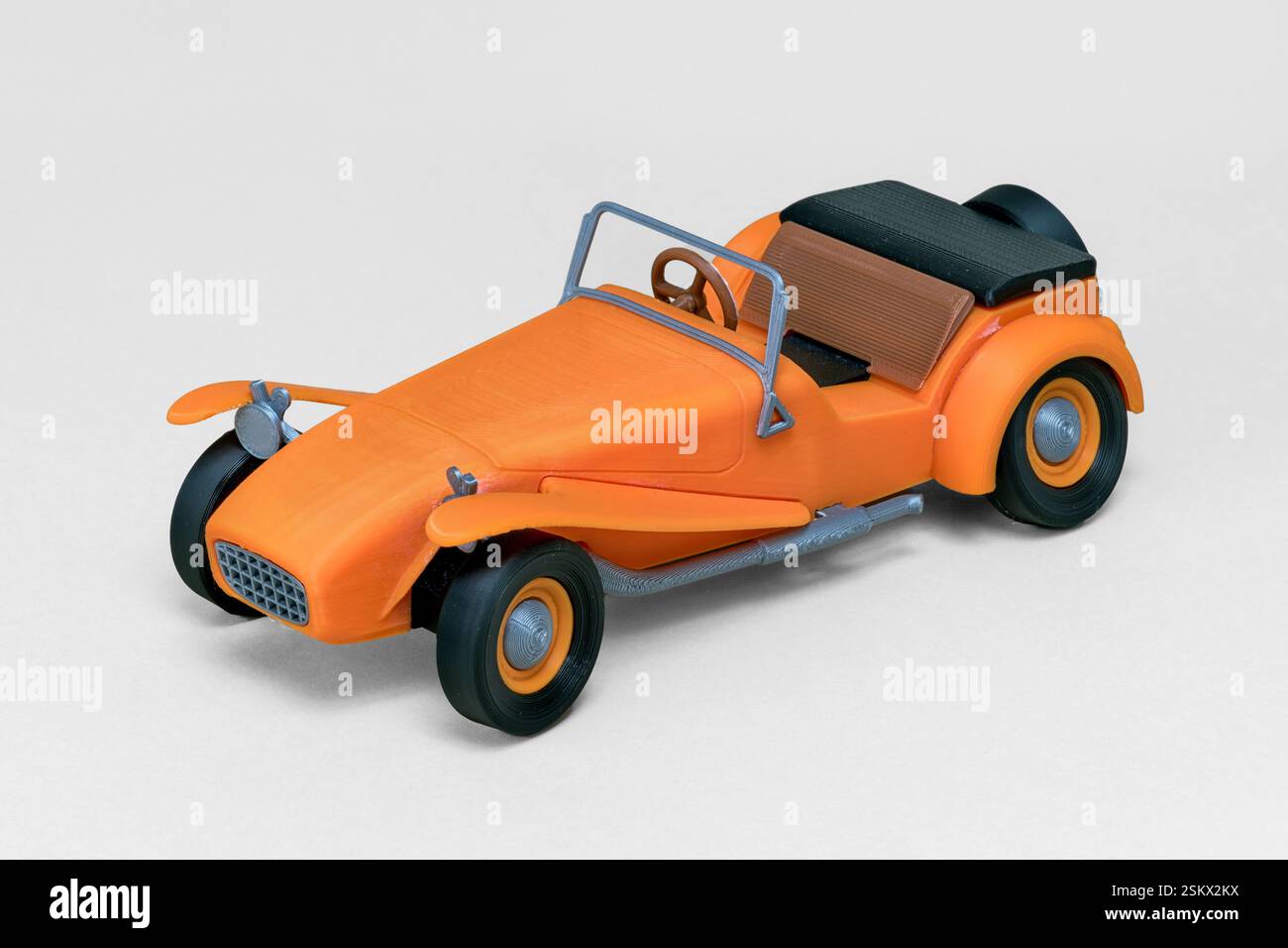 Piccolo modello di auto d'epoca arancione realizzato con l'innovativa tecnologia di stampa 3d. Foto Stock