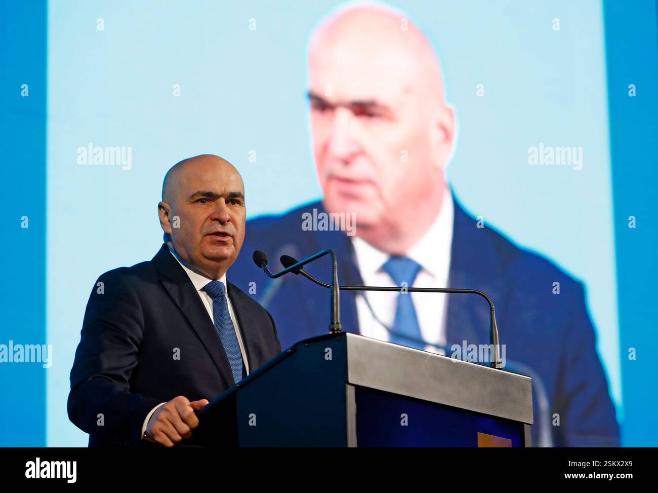 Bucarest. 26 gennaio 2025. Questa foto scattata il 26 gennaio 2025 mostra Ilie Bolojan a Bucarest, Romania. Klaus Iohannis ha concluso il suo mandato come presidente della Romania mercoledì, con il presidente del Senato Ilie Bolojan che ha assunto il ruolo di capo di stato ad interim. Crediti: Cristian Cristel/Xinhua/Alamy Live News Foto Stock