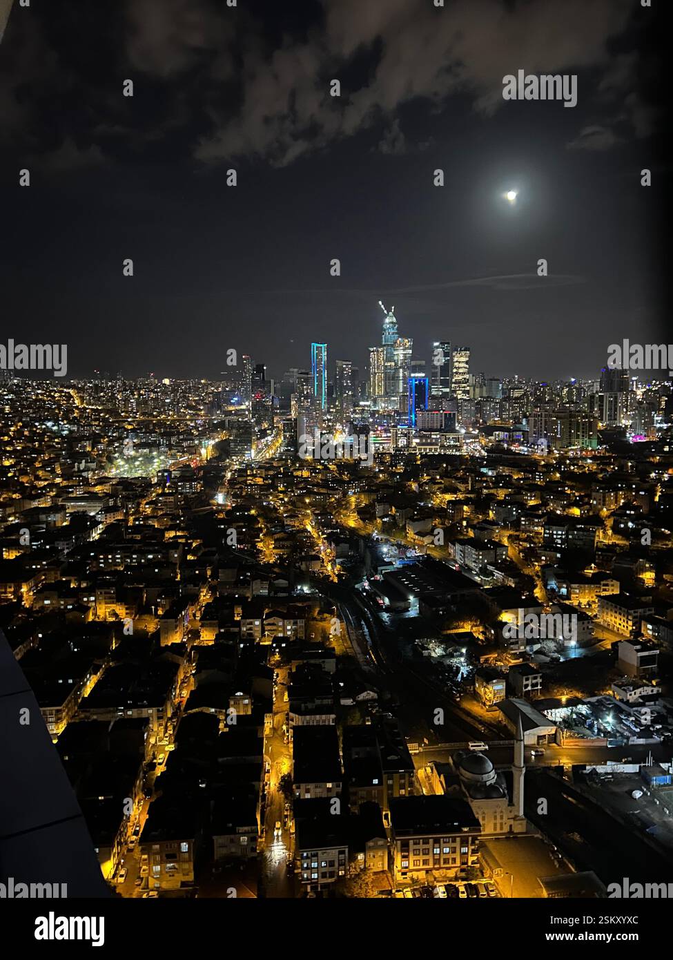 Vista della splendida città di Istanbul illuminata di notte Foto Stock