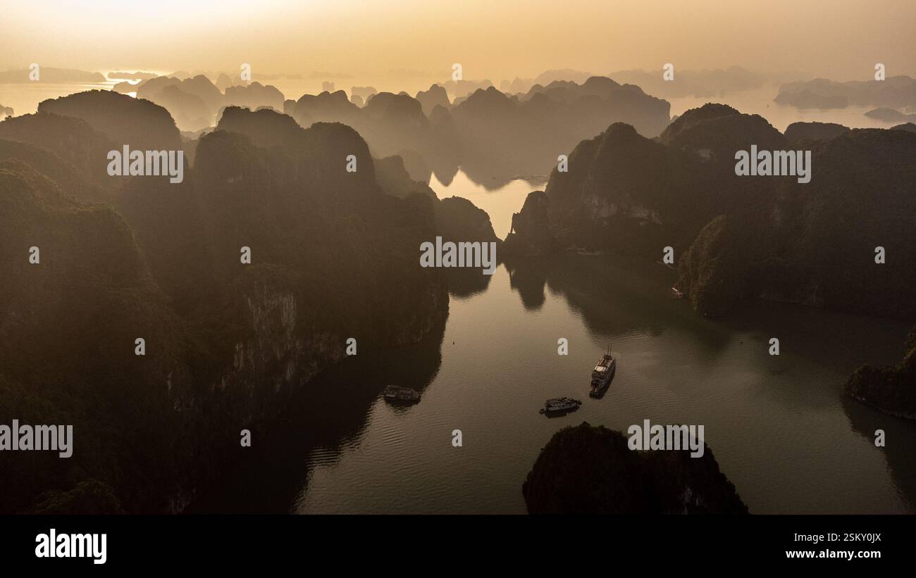 Crociera in barca nella baia di ha Long, baia di ha Long, Vietnam Foto Stock