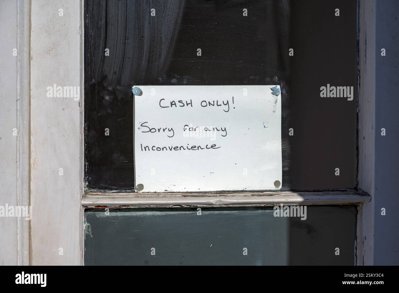R solo contanti ci scusiamo per l'eventuale cartello inconveniente visualizzato in una vetrina del negozio, Regno Unito, Europa Foto Stock
