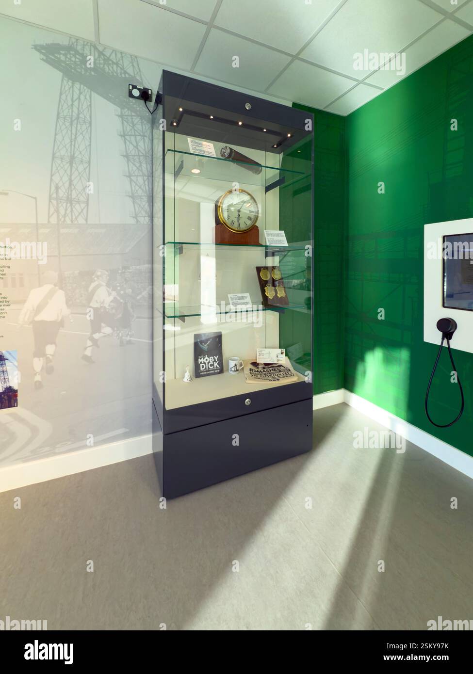 Il Newport Transporter Bridge, un'impresa iconica dell'ingegneria dei primi anni del XX secolo, attraversa il fiume Usk nel Galles del Sud: Phillip Roberts - Immagine stock catturata con smartphone