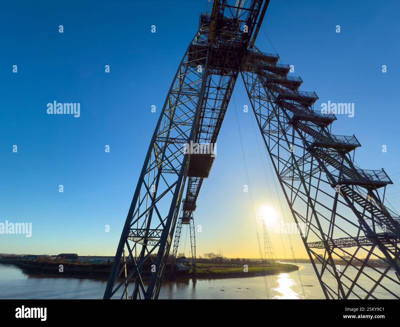 Il Newport Transporter Bridge, un'impresa iconica dell'ingegneria dei primi anni del XX secolo, attraversa il fiume Usk nel Galles del Sud: Phillip Roberts - Immagine stock catturata con smartphone