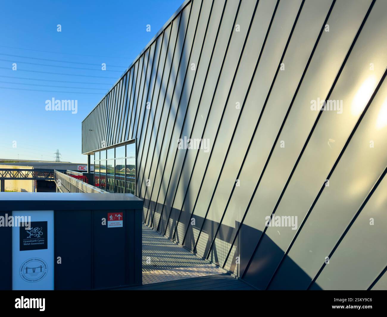 Il Newport Transporter Bridge, un'impresa iconica dell'ingegneria dei primi anni del XX secolo, attraversa il fiume Usk nel Galles del Sud: Phillip Roberts - Immagine stock catturata con smartphone