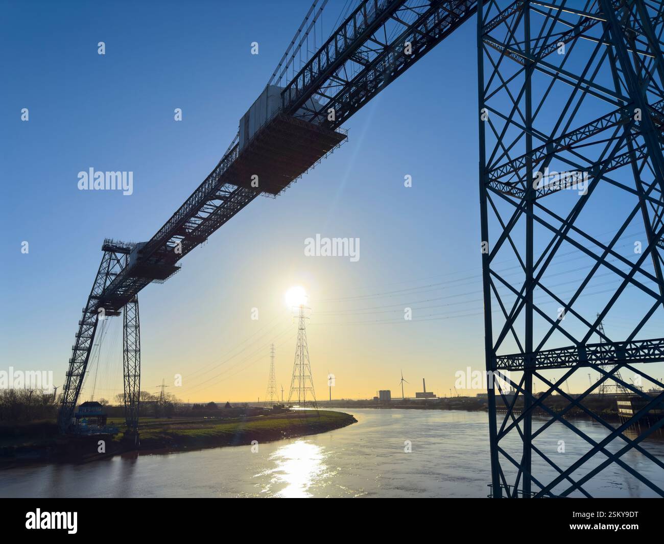 Il Newport Transporter Bridge, un'impresa iconica dell'ingegneria dei primi anni del XX secolo, attraversa il fiume Usk nel Galles del Sud: Phillip Roberts - Immagine stock catturata con smartphone