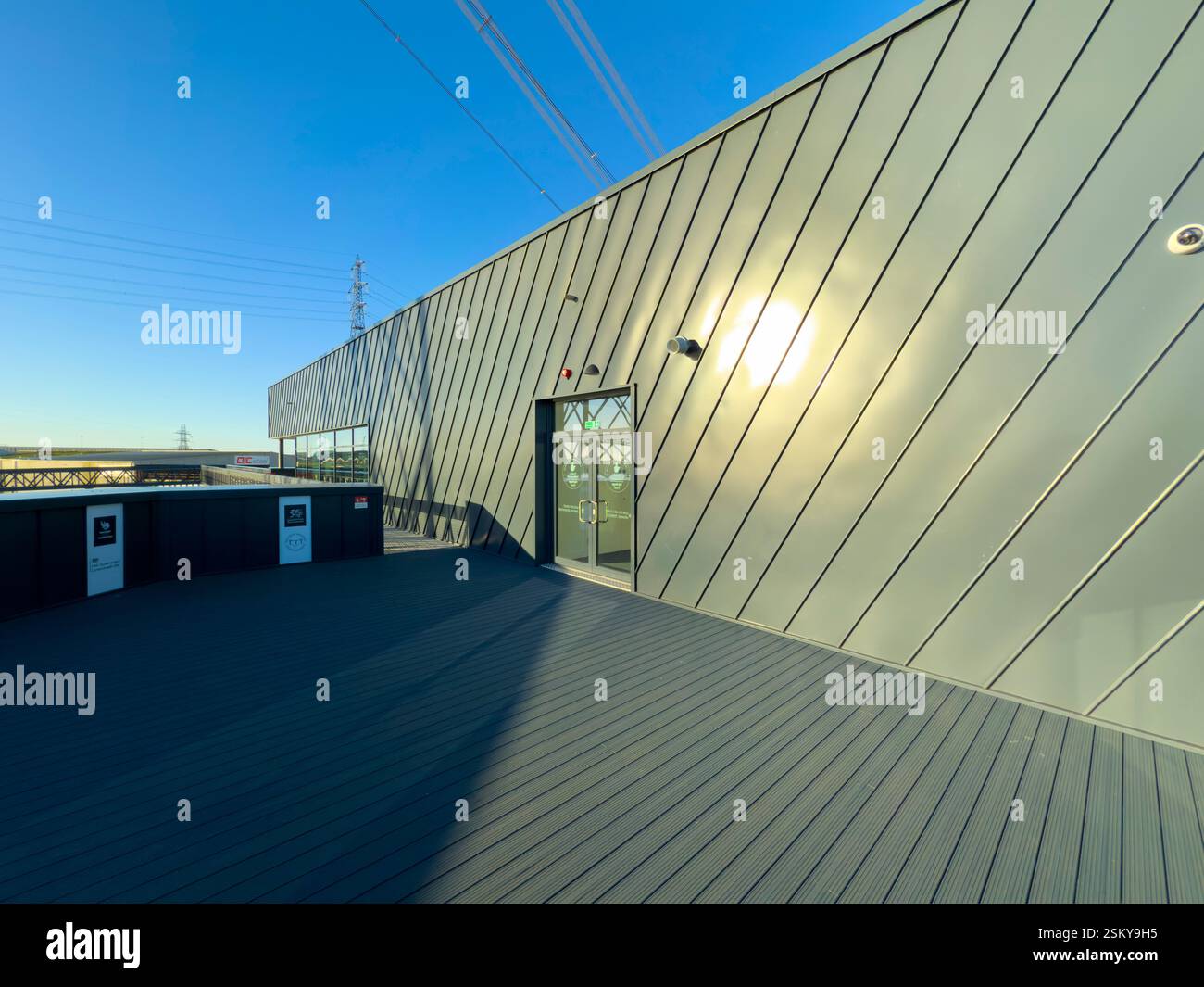 Il Newport Transporter Bridge, un'impresa iconica dell'ingegneria dei primi anni del XX secolo, attraversa il fiume Usk nel Galles del Sud: Phillip Roberts - Immagine stock catturata con smartphone