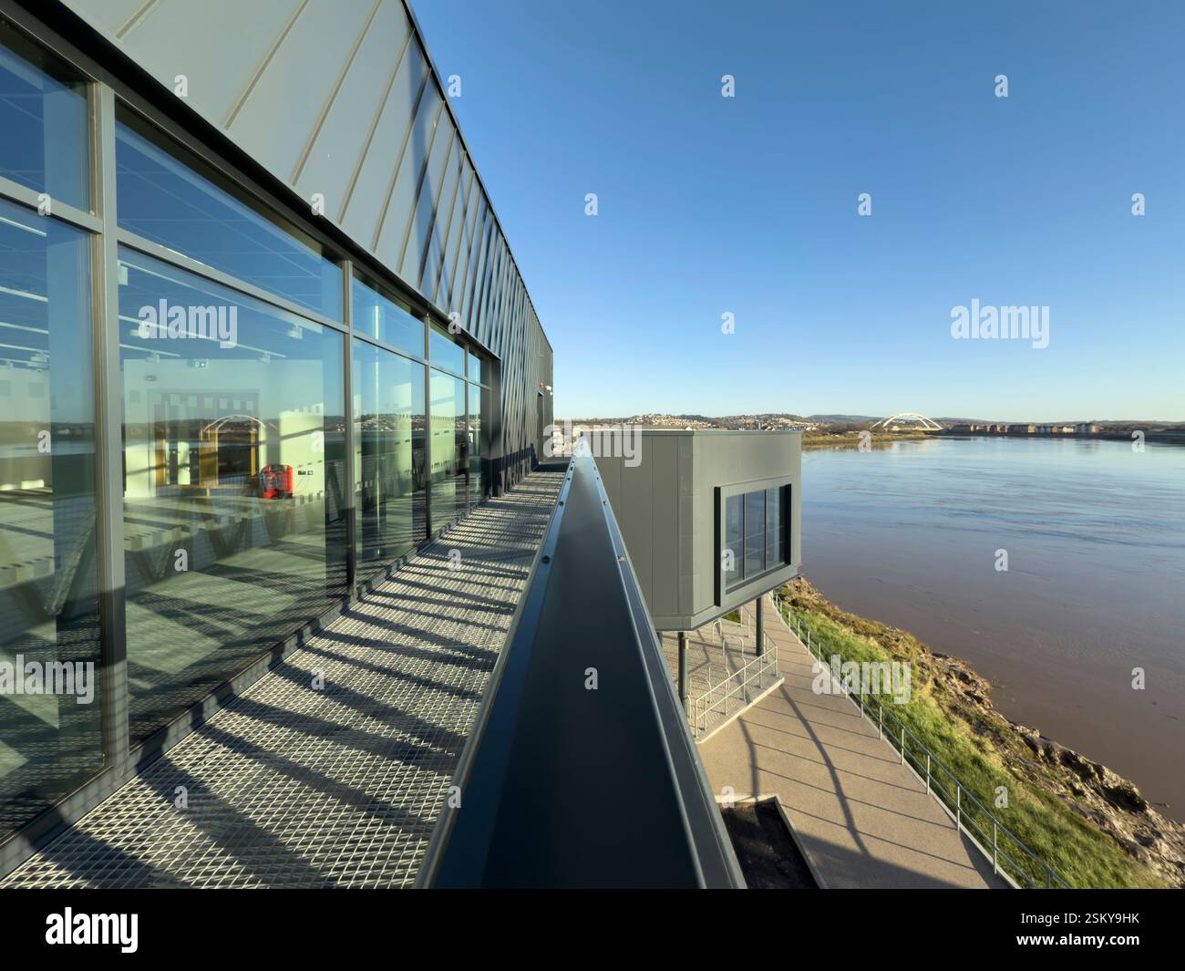 Il Newport Transporter Bridge, un'impresa iconica dell'ingegneria dei primi anni del XX secolo, attraversa il fiume Usk nel Galles del Sud: Phillip Roberts - Immagine stock catturata con smartphone