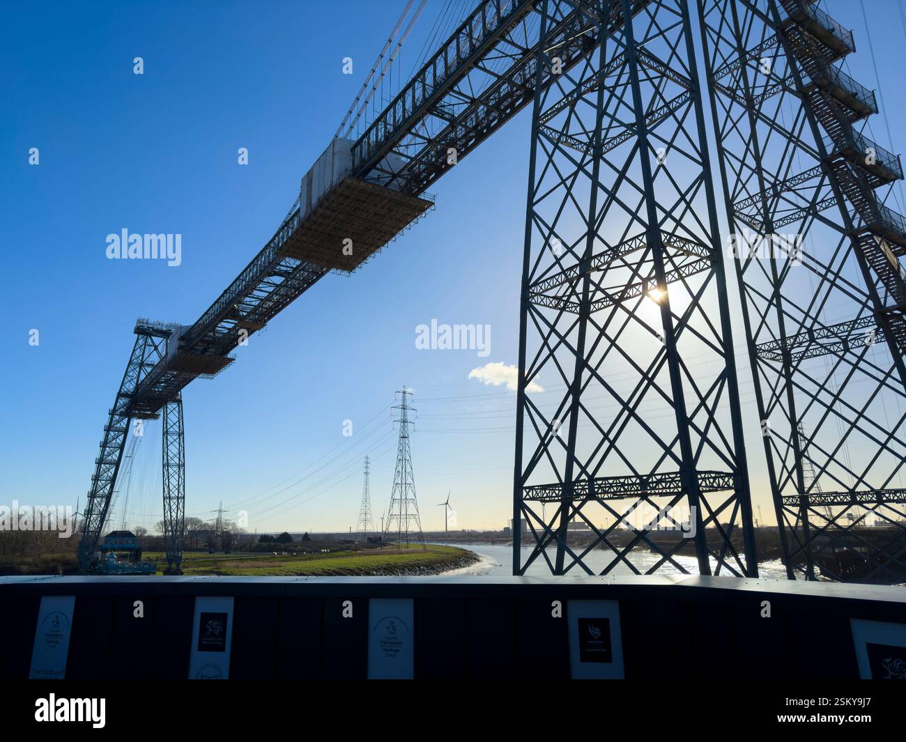 Il Newport Transporter Bridge, un'impresa iconica dell'ingegneria dei primi anni del XX secolo, attraversa il fiume Usk nel Galles del Sud: Phillip Roberts - Immagine stock catturata con smartphone