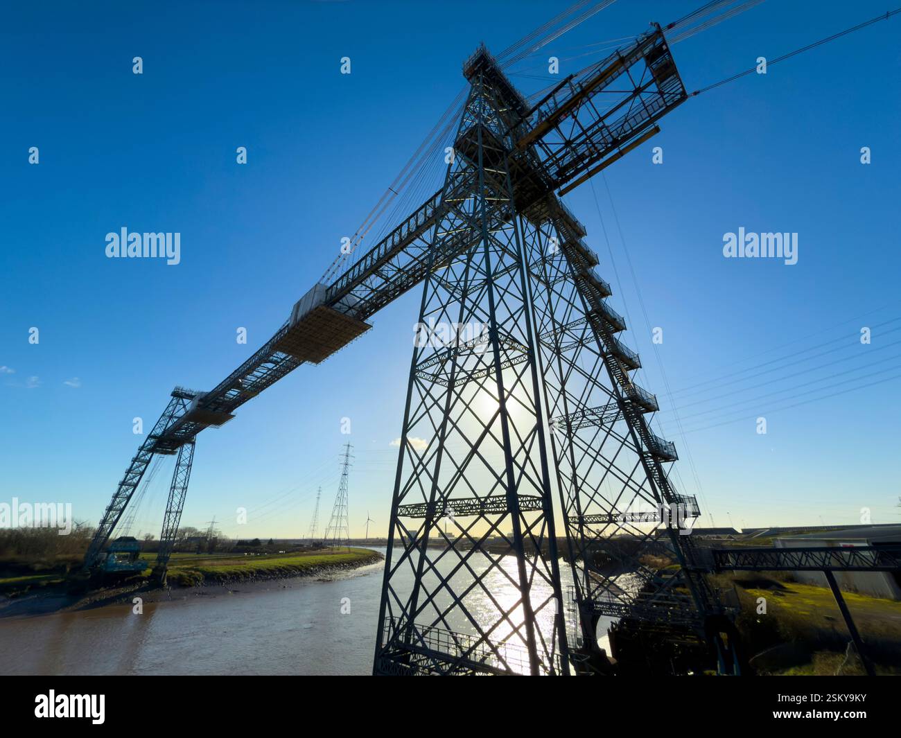 Il Newport Transporter Bridge, un'impresa iconica dell'ingegneria dei primi anni del XX secolo, attraversa il fiume Usk nel Galles del Sud: Phillip Roberts - Immagine stock catturata con smartphone