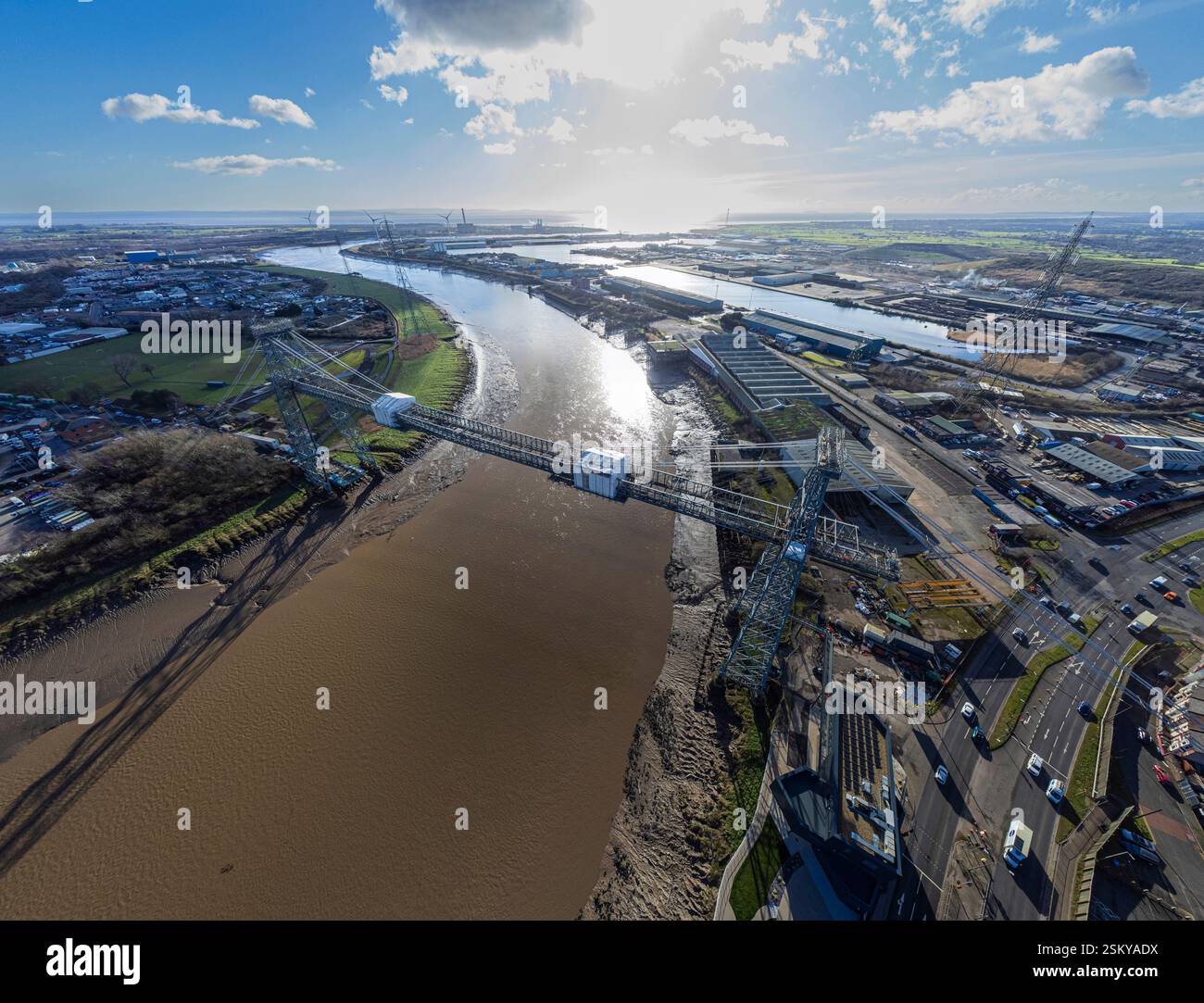 Il Newport Transporter Bridge, un'impresa iconica dell'ingegneria dei primi anni del XX secolo, attraversa il fiume Usk nel Galles del Sud: Phillip Roberts Foto Stock