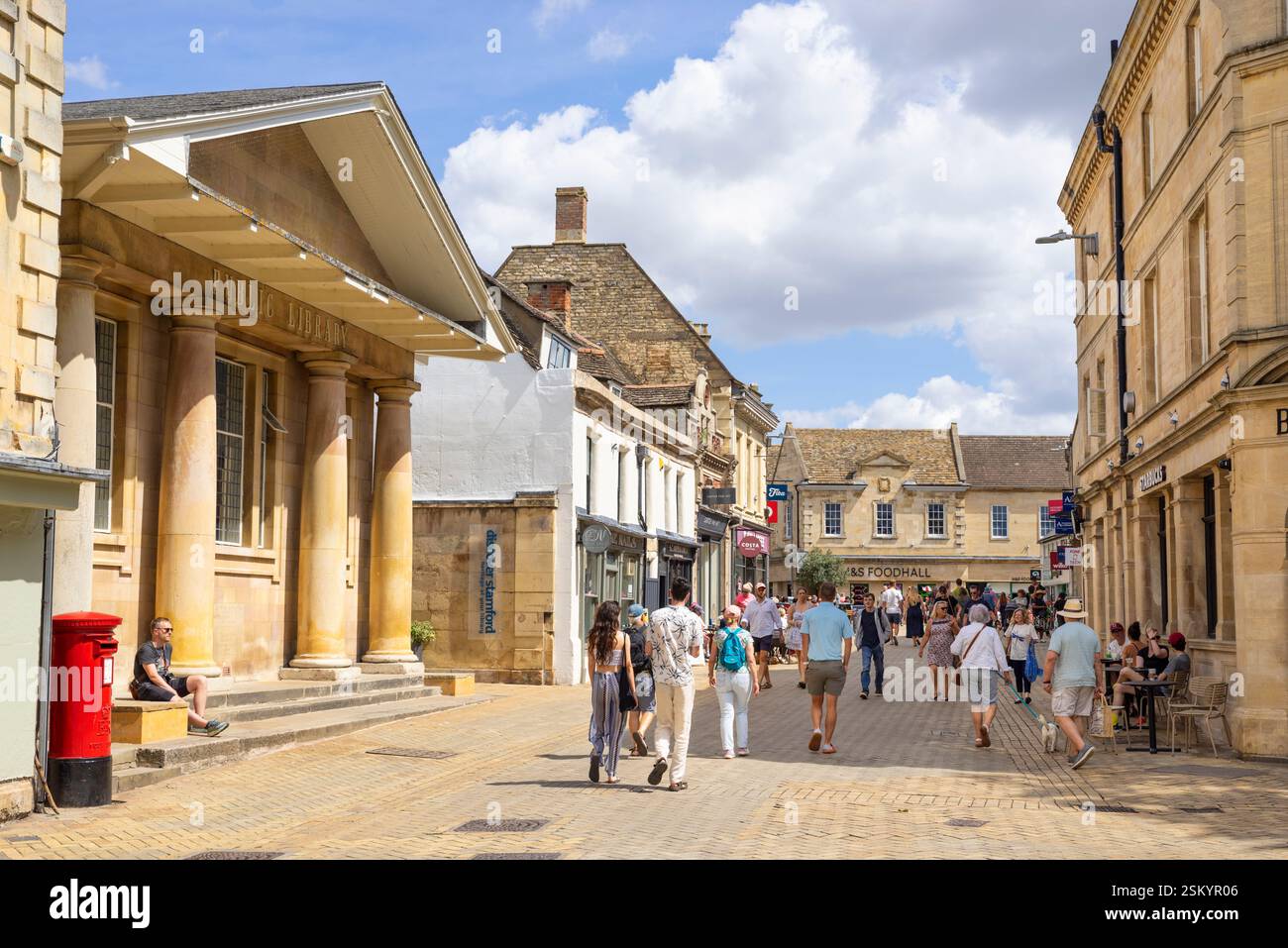 Biblioteca pubblica del centro di Stamford sulla High Street con negozi e negozi Stamford Lincolnshire Inghilterra Regno Unito Europa Foto Stock