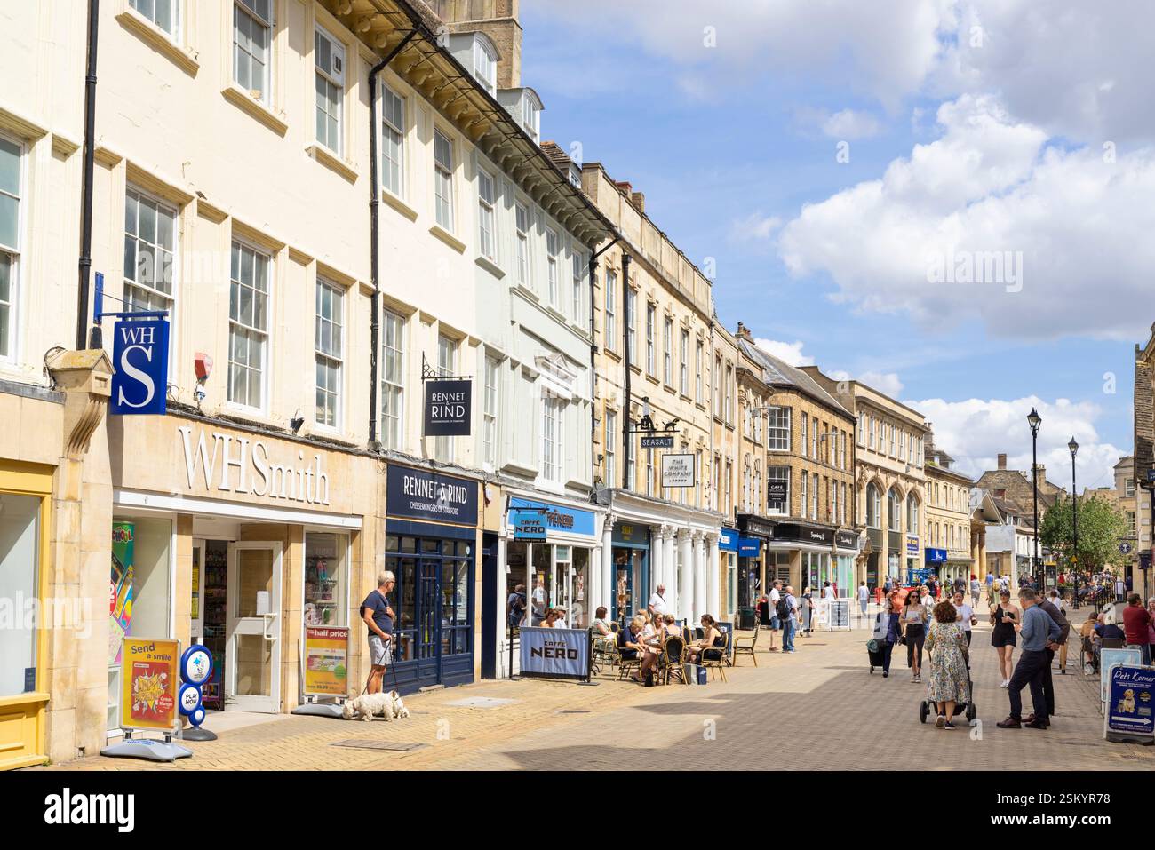 Negozi del centro di Stamford e amanti dello shopping sulla High Street Stamford Lincolnshire Inghilterra Regno Unito Europa Foto Stock