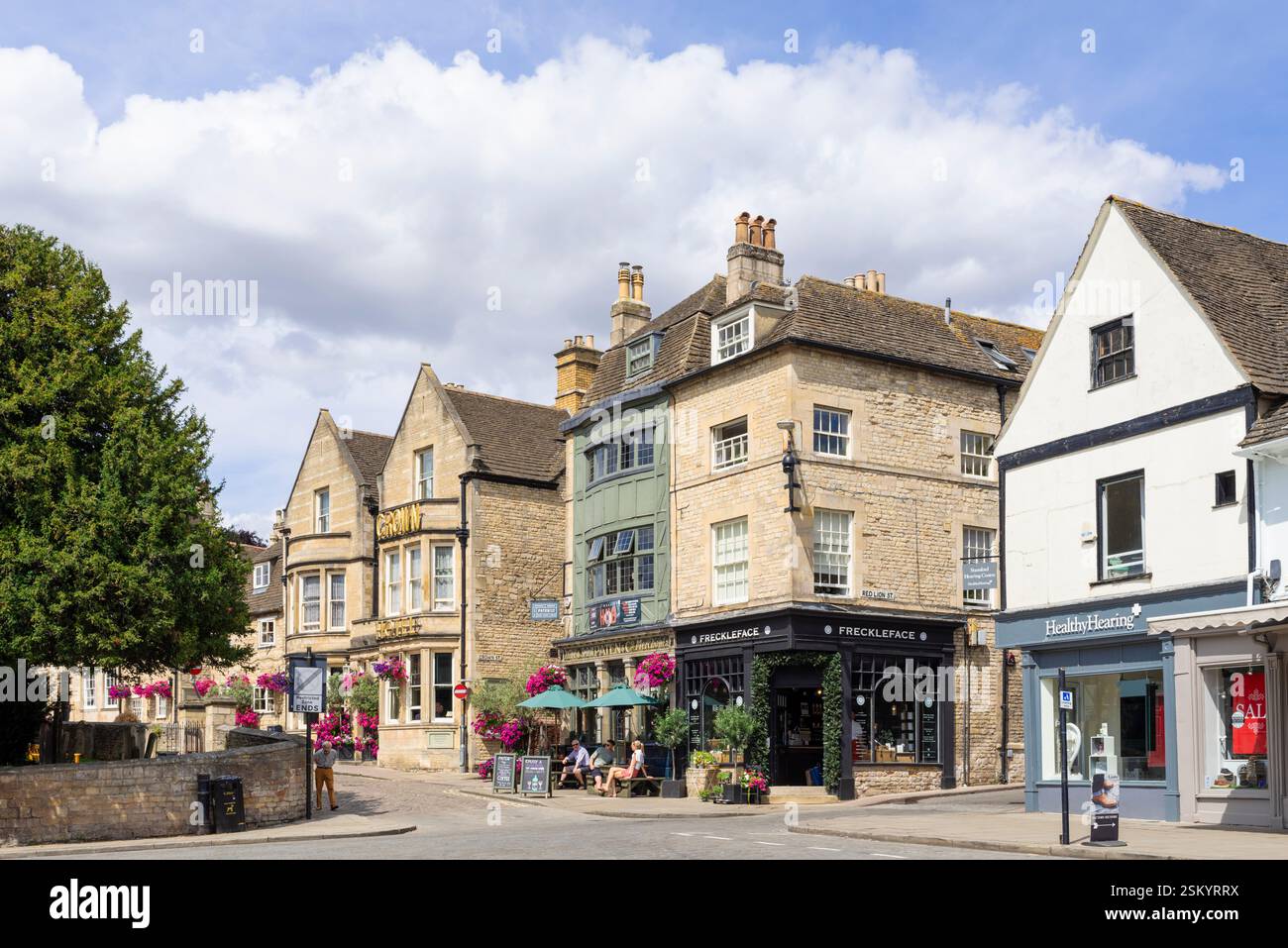 Centro di Stamford Red Lion Square con Paten e co wine bar, caffè e negozi Stamford Lincolnshire Inghilterra Regno Unito GB Europa Foto Stock