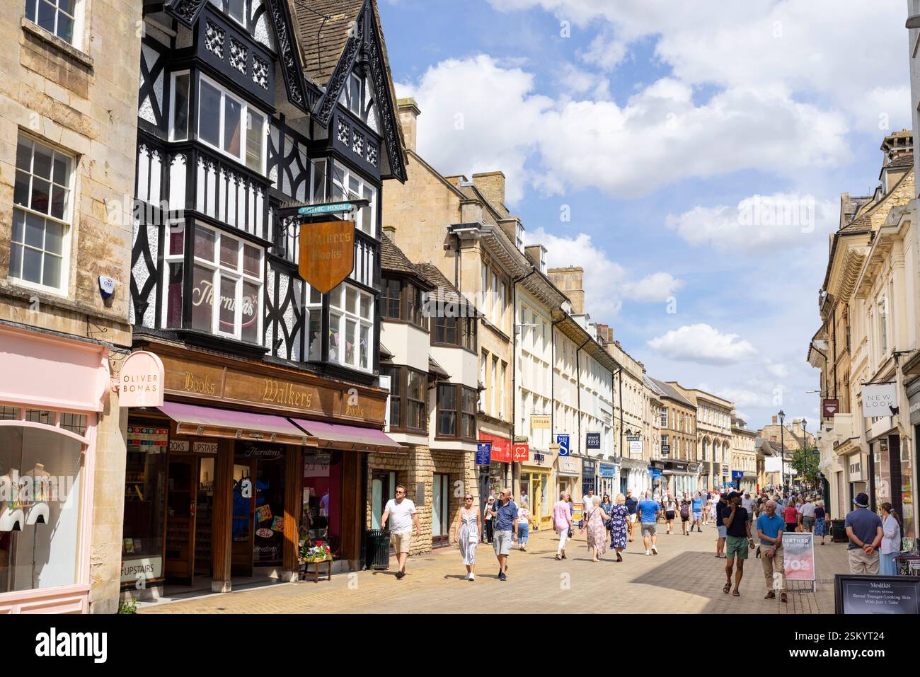 Centro di Stamford, Walkers, libreria e shopping nei negozi della High Street Stamford Lincolnshire Inghilterra Regno Unito Europa Foto Stock