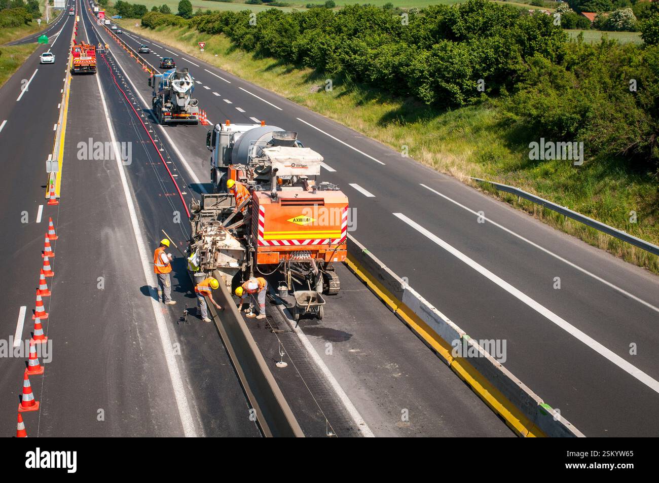 Autostrada A75. Sostituzione di una riserva centrale con barriere di sicurezza con un separatore di calcestruzzo. Foto Stock