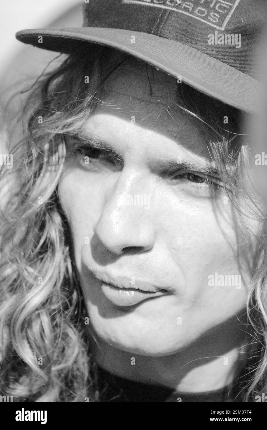 JUSTIN HAWKINS, THE DARKNESS, 2003: Justin Hawkins from the Darkness at radio One Live in Coopers Field a Cardiff, 14 settembre 2003. Fotografia: ROB WATKINS. INFO: The Darkness, una rock band britannica, ha guadagnato fama nei primi anni '2000 per il loro stile sgargiante e le esibizioni energiche. Guidati da Justin Hawkins, la loro miscela infettiva di glam e hard rock ha prodotto successi come "i Believe in a Thing Called Love", che mostrano il loro approccio musicale teatrale e dinamico. Foto Stock