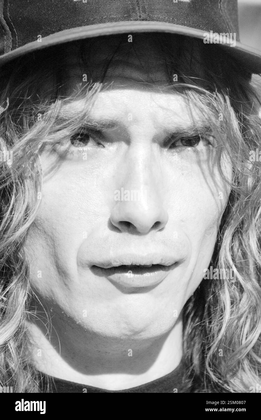 JUSTIN HAWKINS, THE DARKNESS, 2003: Justin Hawkins from the Darkness at radio One Live in Coopers Field a Cardiff, 14 settembre 2003. Fotografia: ROB WATKINS. INFO: The Darkness, una rock band britannica, ha guadagnato fama nei primi anni '2000 per il loro stile sgargiante e le esibizioni energiche. Guidati da Justin Hawkins, la loro miscela infettiva di glam e hard rock ha prodotto successi come "i Believe in a Thing Called Love", che mostrano il loro approccio musicale teatrale e dinamico. Foto Stock