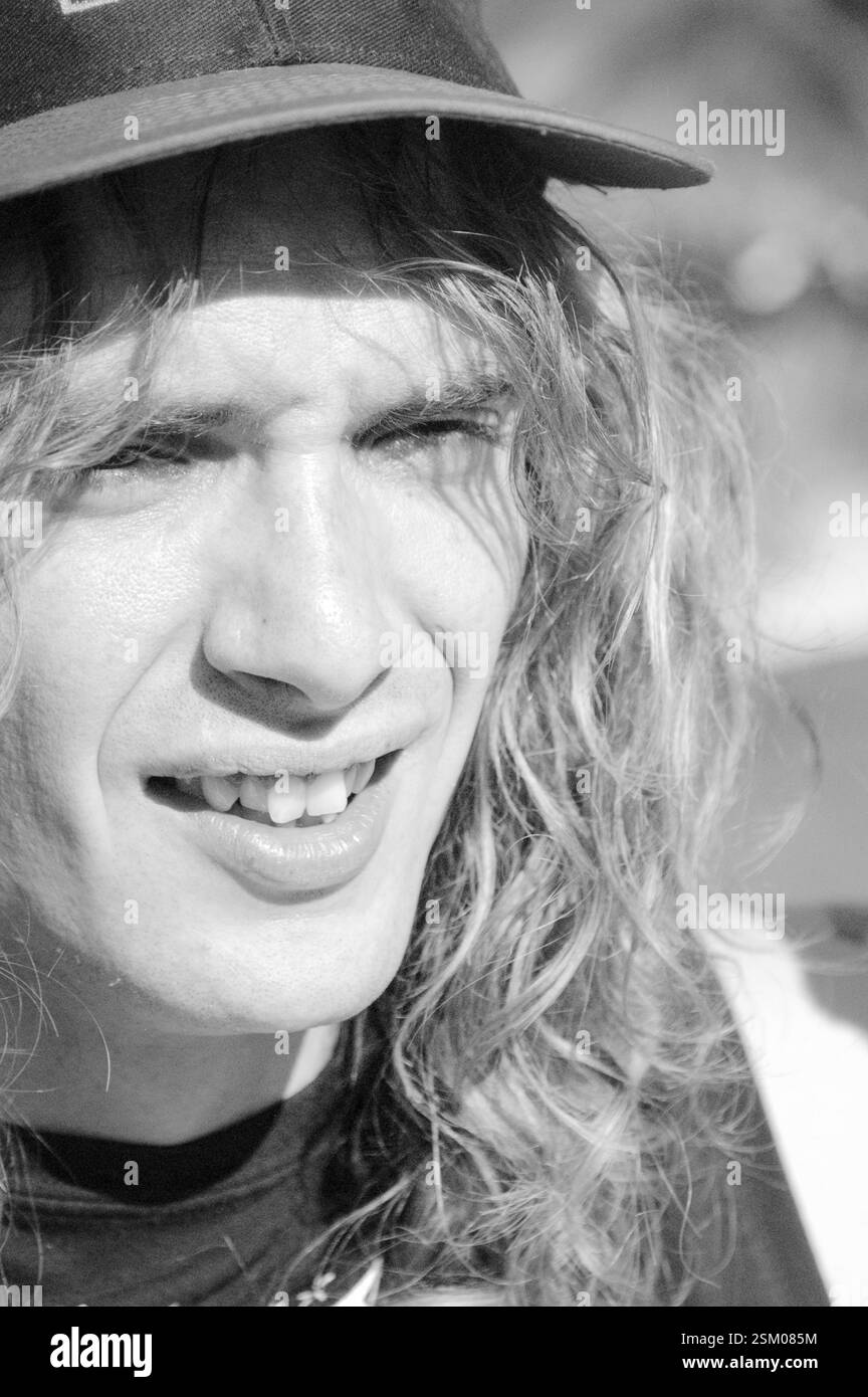 JUSTIN HAWKINS, THE DARKNESS, 2003: Justin Hawkins from the Darkness at radio One Live in Coopers Field a Cardiff, 14 settembre 2003. Fotografia: ROB WATKINS. INFO: The Darkness, una rock band britannica, ha guadagnato fama nei primi anni '2000 per il loro stile sgargiante e le esibizioni energiche. Guidati da Justin Hawkins, la loro miscela infettiva di glam e hard rock ha prodotto successi come "i Believe in a Thing Called Love", che mostrano il loro approccio musicale teatrale e dinamico. Foto Stock