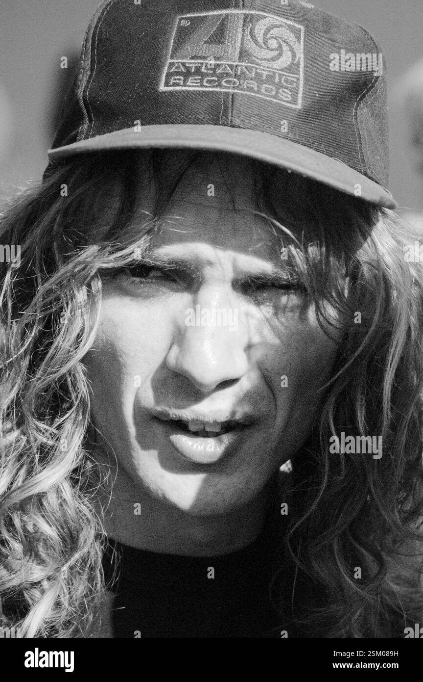 JUSTIN HAWKINS, THE DARKNESS, 2003: Justin Hawkins from the Darkness at radio One Live in Coopers Field a Cardiff, 14 settembre 2003. Fotografia: ROB WATKINS. INFO: The Darkness, una rock band britannica, ha guadagnato fama nei primi anni '2000 per il loro stile sgargiante e le esibizioni energiche. Guidati da Justin Hawkins, la loro miscela infettiva di glam e hard rock ha prodotto successi come "i Believe in a Thing Called Love", che mostrano il loro approccio musicale teatrale e dinamico. Foto Stock