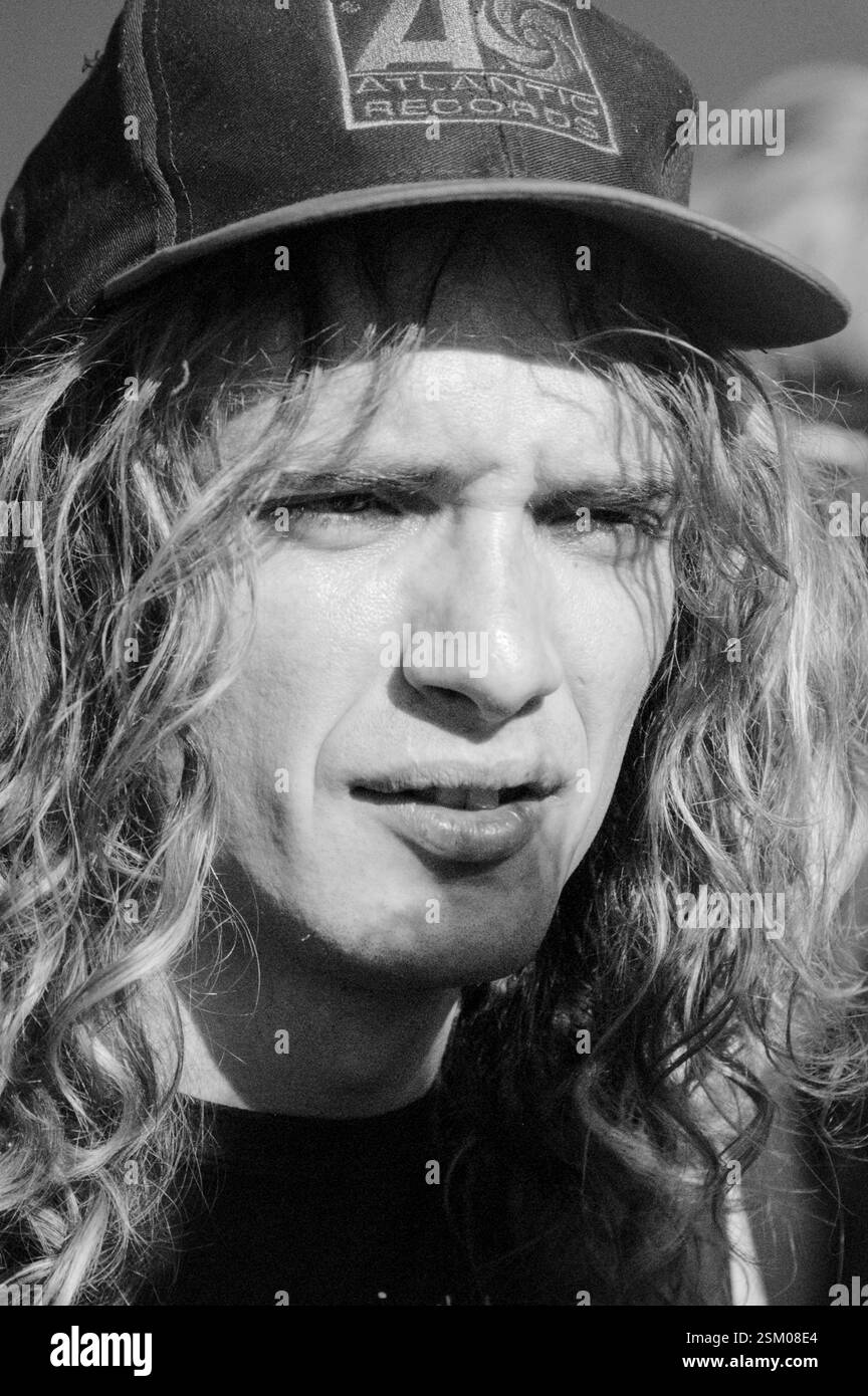 JUSTIN HAWKINS, THE DARKNESS, 2003: Justin Hawkins from the Darkness at radio One Live in Coopers Field a Cardiff, 14 settembre 2003. Fotografia: ROB WATKINS. INFO: The Darkness, una rock band britannica, ha guadagnato fama nei primi anni '2000 per il loro stile sgargiante e le esibizioni energiche. Guidati da Justin Hawkins, la loro miscela infettiva di glam e hard rock ha prodotto successi come "i Believe in a Thing Called Love", che mostrano il loro approccio musicale teatrale e dinamico. Foto Stock