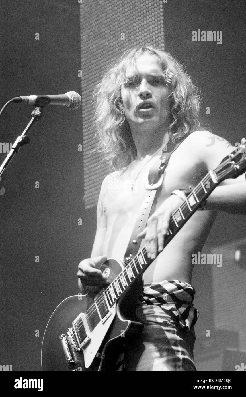 JUSTIN HAWKINS, THE DARKNESS, 2003: Justin Hawkins from the Darkness at radio One Live in Coopers Field a Cardiff, 14 settembre 2003. Fotografia: ROB WATKINS. INFO: The Darkness, una rock band britannica, ha guadagnato fama nei primi anni '2000 per il loro stile sgargiante e le esibizioni energiche. Guidati da Justin Hawkins, la loro miscela infettiva di glam e hard rock ha prodotto successi come "i Believe in a Thing Called Love", che mostrano il loro approccio musicale teatrale e dinamico. Foto Stock