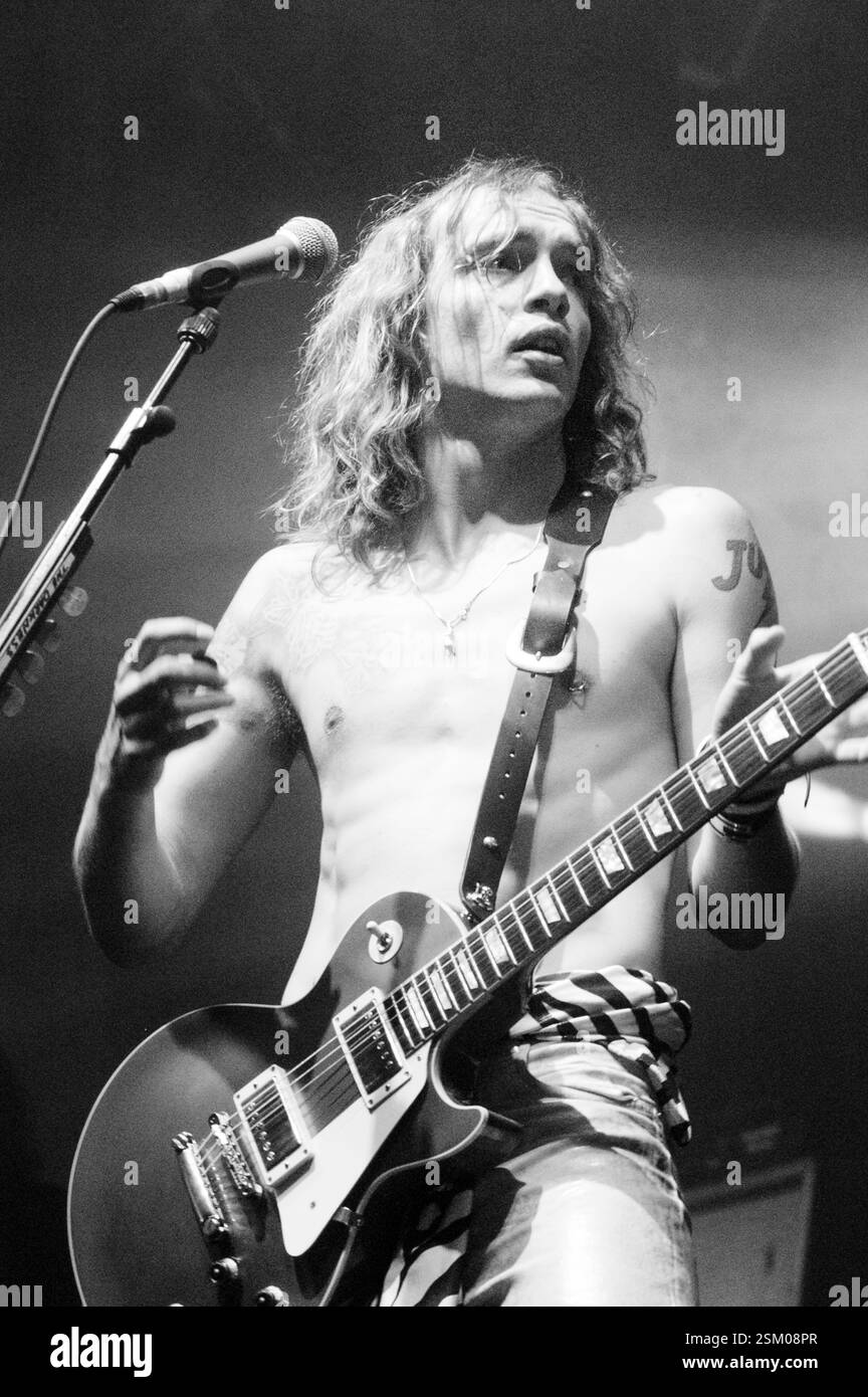 JUSTIN HAWKINS, THE DARKNESS, 2003: Justin Hawkins from the Darkness at radio One Live in Coopers Field a Cardiff, 14 settembre 2003. Fotografia: ROB WATKINS. INFO: The Darkness, una rock band britannica, ha guadagnato fama nei primi anni '2000 per il loro stile sgargiante e le esibizioni energiche. Guidati da Justin Hawkins, la loro miscela infettiva di glam e hard rock ha prodotto successi come "i Believe in a Thing Called Love", che mostrano il loro approccio musicale teatrale e dinamico. Foto Stock