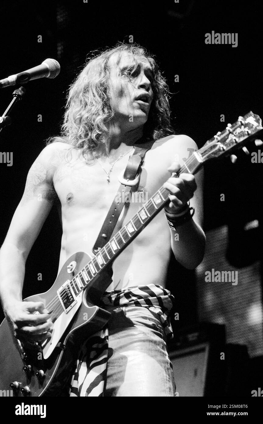 JUSTIN HAWKINS, THE DARKNESS, 2003: Justin Hawkins from the Darkness at radio One Live in Coopers Field a Cardiff, 14 settembre 2003. Fotografia: ROB WATKINS. INFO: The Darkness, una rock band britannica, ha guadagnato fama nei primi anni '2000 per il loro stile sgargiante e le esibizioni energiche. Guidati da Justin Hawkins, la loro miscela infettiva di glam e hard rock ha prodotto successi come "i Believe in a Thing Called Love", che mostrano il loro approccio musicale teatrale e dinamico. Foto Stock