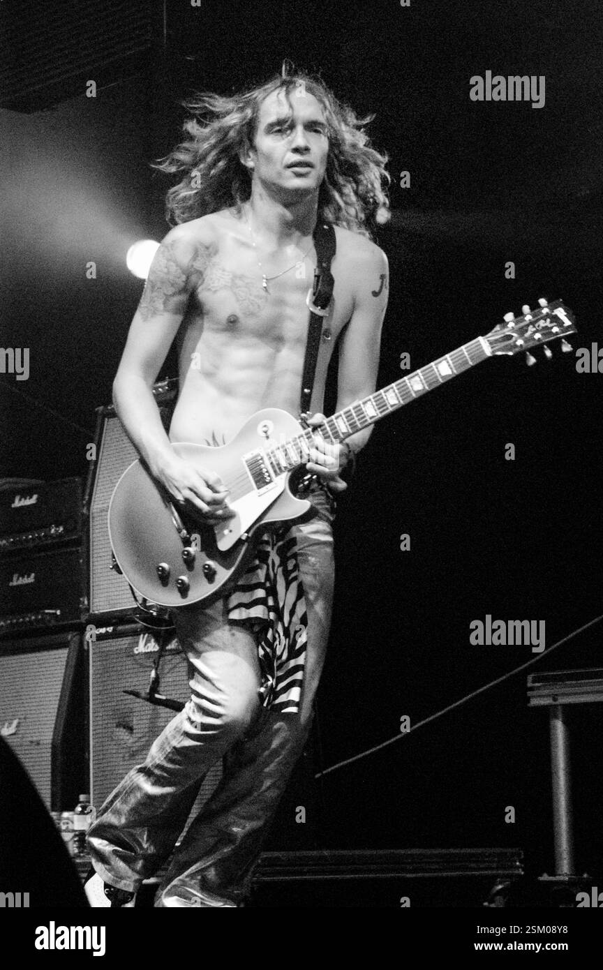 JUSTIN HAWKINS, THE DARKNESS, 2003: Justin Hawkins from the Darkness at radio One Live in Coopers Field a Cardiff, 14 settembre 2003. Fotografia: ROB WATKINS. INFO: The Darkness, una rock band britannica, ha guadagnato fama nei primi anni '2000 per il loro stile sgargiante e le esibizioni energiche. Guidati da Justin Hawkins, la loro miscela infettiva di glam e hard rock ha prodotto successi come "i Believe in a Thing Called Love", che mostrano il loro approccio musicale teatrale e dinamico. Foto Stock