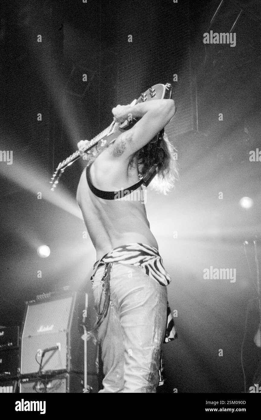 JUSTIN HAWKINS, THE DARKNESS, 2003: Justin Hawkins from the Darkness at radio One Live in Coopers Field a Cardiff, 14 settembre 2003. Fotografia: ROB WATKINS. INFO: The Darkness, una rock band britannica, ha guadagnato fama nei primi anni '2000 per il loro stile sgargiante e le esibizioni energiche. Guidati da Justin Hawkins, la loro miscela infettiva di glam e hard rock ha prodotto successi come "i Believe in a Thing Called Love", che mostrano il loro approccio musicale teatrale e dinamico. Foto Stock