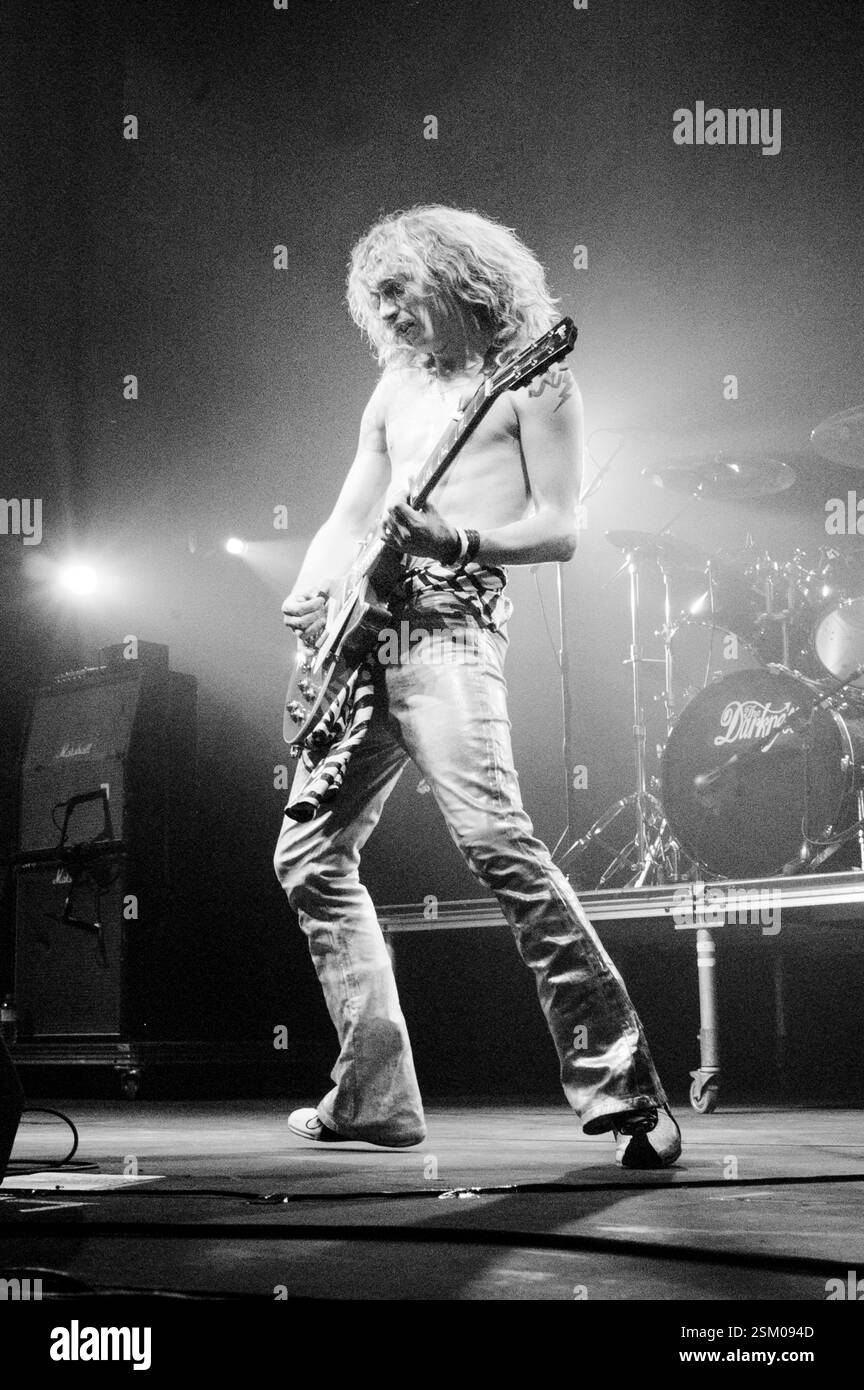 JUSTIN HAWKINS, THE DARKNESS, 2003: Justin Hawkins from the Darkness at radio One Live in Coopers Field a Cardiff, 14 settembre 2003. Fotografia: ROB WATKINS. INFO: The Darkness, una rock band britannica, ha guadagnato fama nei primi anni '2000 per il loro stile sgargiante e le esibizioni energiche. Guidati da Justin Hawkins, la loro miscela infettiva di glam e hard rock ha prodotto successi come "i Believe in a Thing Called Love", che mostrano il loro approccio musicale teatrale e dinamico. Foto Stock
