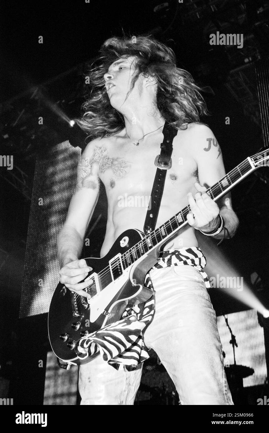 JUSTIN HAWKINS, THE DARKNESS, 2003: Justin Hawkins from the Darkness at radio One Live in Coopers Field a Cardiff, 14 settembre 2003. Fotografia: ROB WATKINS. INFO: The Darkness, una rock band britannica, ha guadagnato fama nei primi anni '2000 per il loro stile sgargiante e le esibizioni energiche. Guidati da Justin Hawkins, la loro miscela infettiva di glam e hard rock ha prodotto successi come "i Believe in a Thing Called Love", che mostrano il loro approccio musicale teatrale e dinamico. Foto Stock