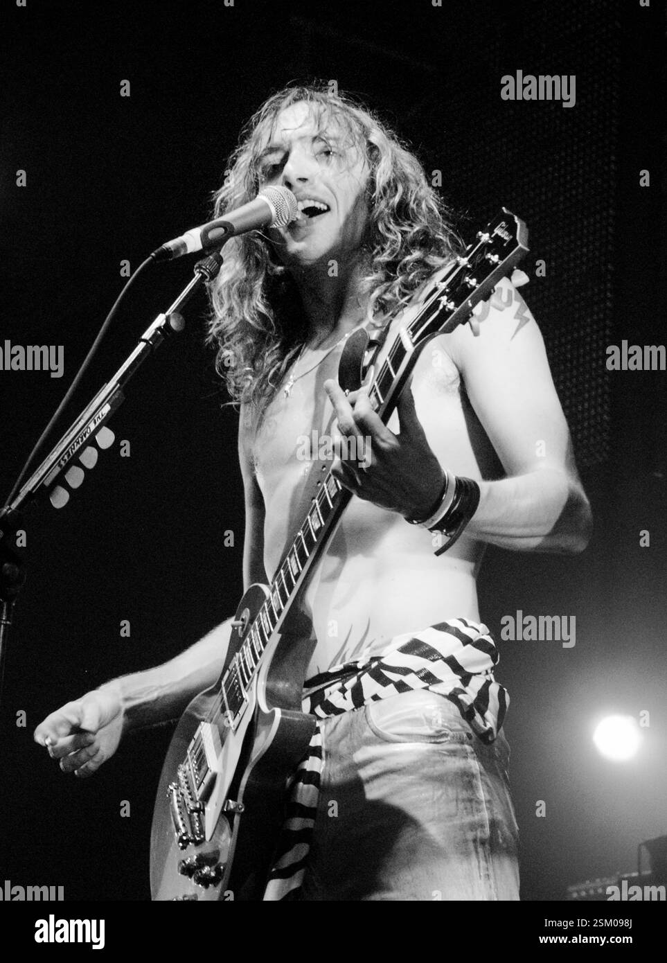 JUSTIN HAWKINS, THE DARKNESS, 2003: Justin Hawkins from the Darkness at radio One Live in Coopers Field a Cardiff, 14 settembre 2003. Fotografia: ROB WATKINS. INFO: The Darkness, una rock band britannica, ha guadagnato fama nei primi anni '2000 per il loro stile sgargiante e le esibizioni energiche. Guidati da Justin Hawkins, la loro miscela infettiva di glam e hard rock ha prodotto successi come "i Believe in a Thing Called Love", che mostrano il loro approccio musicale teatrale e dinamico. Foto Stock