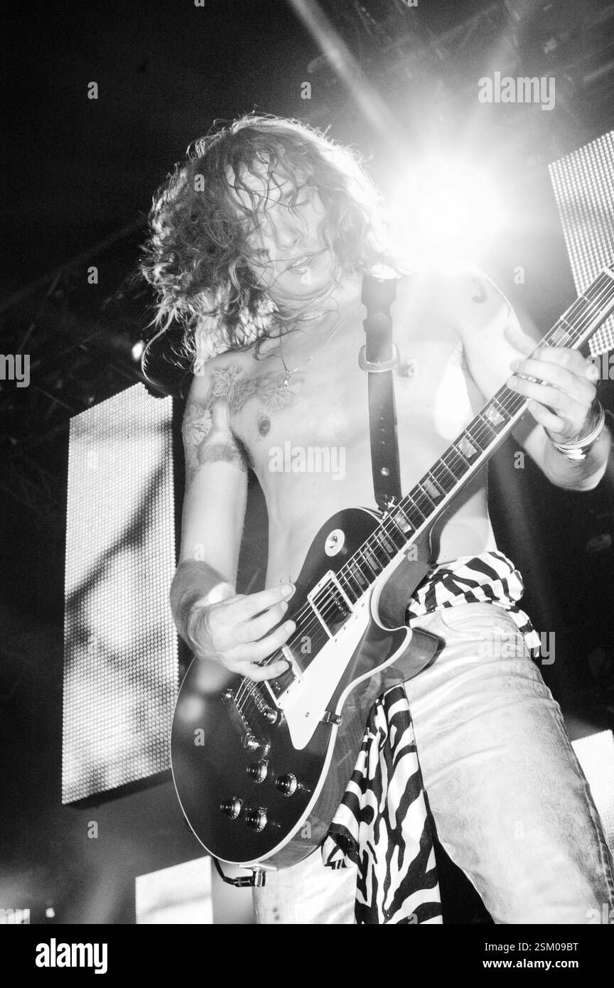JUSTIN HAWKINS, THE DARKNESS, 2003: Justin Hawkins from the Darkness at radio One Live in Coopers Field a Cardiff, 14 settembre 2003. Fotografia: ROB WATKINS. INFO: The Darkness, una rock band britannica, ha guadagnato fama nei primi anni '2000 per il loro stile sgargiante e le esibizioni energiche. Guidati da Justin Hawkins, la loro miscela infettiva di glam e hard rock ha prodotto successi come "i Believe in a Thing Called Love", che mostrano il loro approccio musicale teatrale e dinamico. Foto Stock