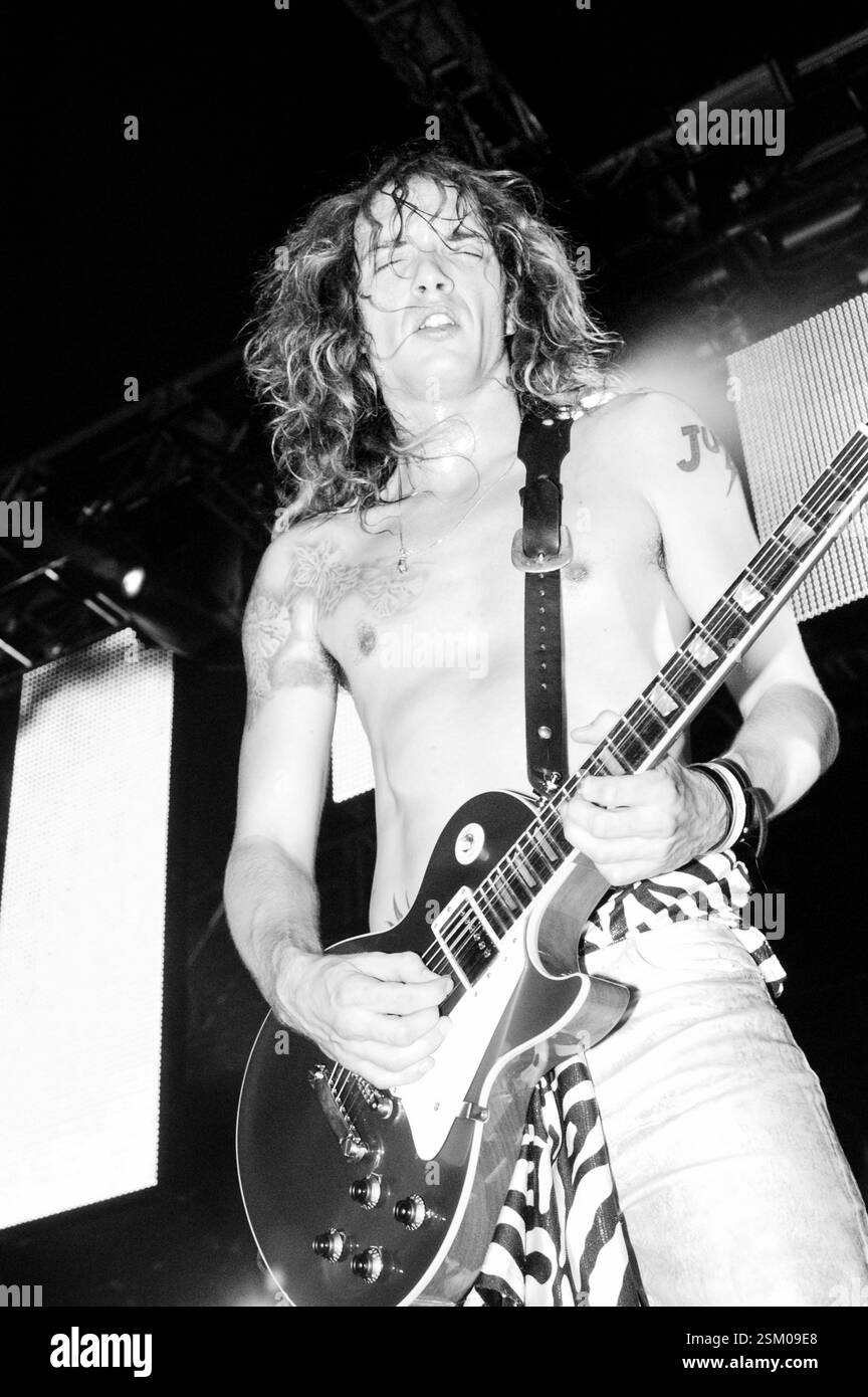 JUSTIN HAWKINS, THE DARKNESS, 2003: Justin Hawkins from the Darkness at radio One Live in Coopers Field a Cardiff, 14 settembre 2003. Fotografia: ROB WATKINS. INFO: The Darkness, una rock band britannica, ha guadagnato fama nei primi anni '2000 per il loro stile sgargiante e le esibizioni energiche. Guidati da Justin Hawkins, la loro miscela infettiva di glam e hard rock ha prodotto successi come "i Believe in a Thing Called Love", che mostrano il loro approccio musicale teatrale e dinamico. Foto Stock