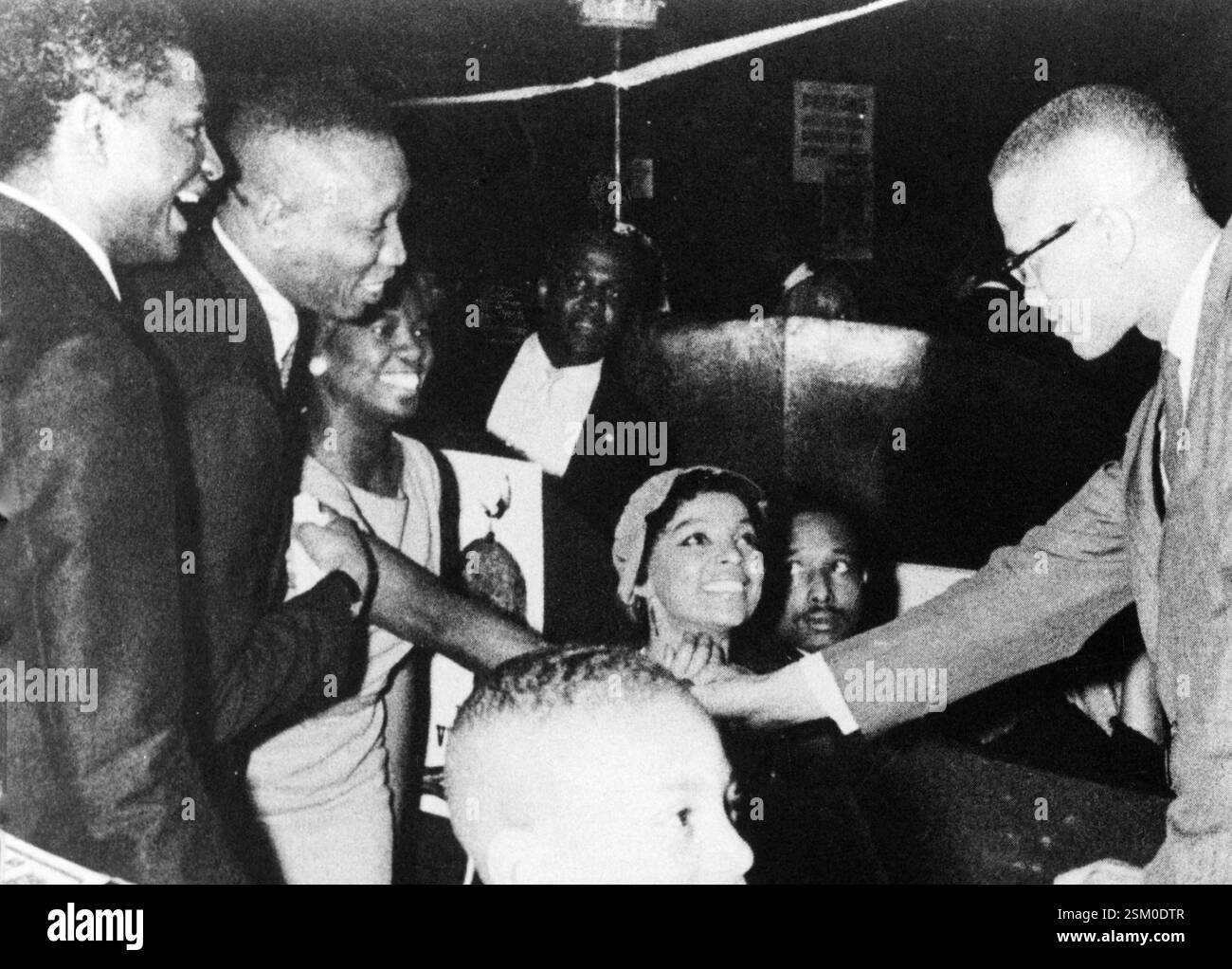Anni '60 Archivio storico Olycom/Lapresse Malcolm X, nato Malcolm Little, noto anche con il nome islamico El-Hajj Malik El-Shabazz, e diversi soprannomi come Detroit Red e Omowale (Omaha, 19 maggio 1925 - New York, 21 febbraio 1965), è stato un attivista e politico statunitense, leader nella lotta degli aamericani per i diritti umani. Fu uno dei più grandi e discussi leader afroamericani del XX secolo. Una complessa evoluzione filosofica lo condusse alla conversione all'Islam sunnita che egli riteneva capace di abbattere ogni barriera etnica e ogni forma di discriminazione. Nella foto: Malco Foto Stock