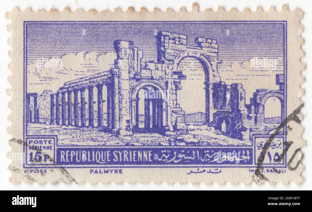 SIRIA - 1952 aprile 22: 15 piastre Violet Air Post francobollo raffigurante le rovine dell'Arco di Trionfo, uno dei monumenti distrutti dall'ISIS nel 2015 con dinamite, a Palmira, antica città della Siria centrale. Si trova nella parte orientale del Levante, e i reperti archeologici risalgono al periodo neolitico, e i documenti menzionano la città all'inizio del secondo millennio a.C. La ricchezza di Palmira permise la costruzione di progetti monumentali, come il grande Colonnato, il Tempio di bel e le caratteristiche tombe a torre Foto Stock