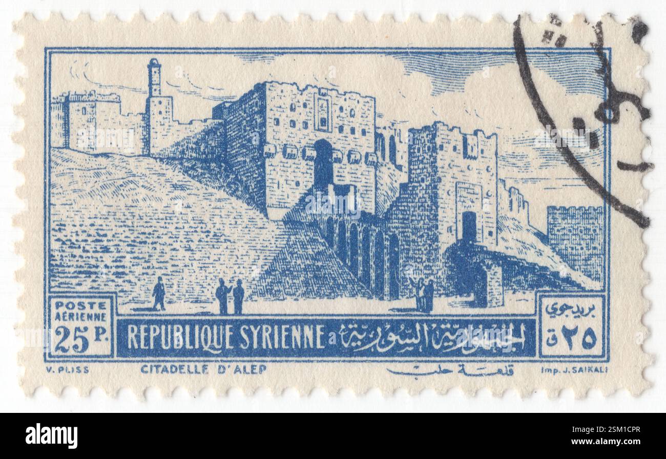 SIRIA - 1952 aprile 22: 25 piastre profondo blu Air Post francobollo raffigurante la Cittadella presso le fortezze di Aleppo, un grande palazzo fortificato medievale nel centro della città vecchia di Aleppo, nella Siria settentrionale, uno dei castelli più antichi e più grandi del mondo. Occupato da molte civiltà nel corso del tempo, tra cui Assiri, Greci, armeni, Romani, Bizantini, Ayyubidi, mamelucchi e ottomani, la maggior parte della costruzione si trova oggi. Un ampio lavoro di conservazione ha avuto luogo negli anni '2000 dall'Aga Khan Trust for Culture, in collaborazione con la Aleppo Archeological Society Foto Stock