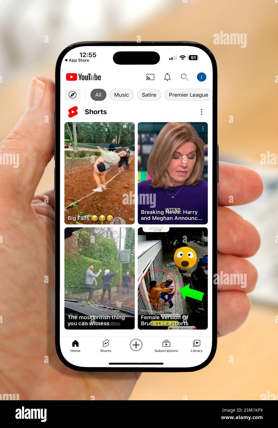 App YouTube su iPhone 16 Plus Foto Stock