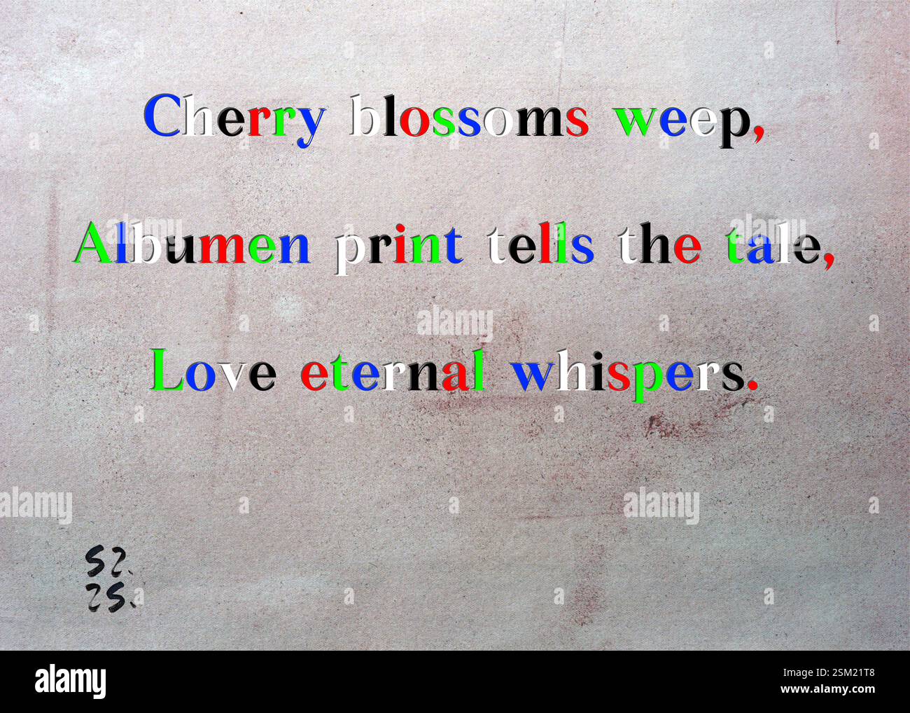 I fiori di ciliegio piangono, la stampa di albume racconta la storia, Love Eternal Whispers. La Gilda degli scrittori d'argento di Ignatius Greystone. Arte di Zsuzsa Szikra. Poetry Art Print, Triplumes è una forma poetica unica ispirata al tradizionale haiku, composta da tre righe che catturano momenti di chiarezza, emozione e approfondimento. Nella nostra collezione abbracciamo la libertà del linguaggio, dove la fusione delle parole e la rimozione dei trattini è più di una scelta stilistica: È un modo per trasmettere unità e vicinanza tra le idee, creando un'espressione fluida e compatta che risuona con i ritmi della vita moderna. Foto Stock