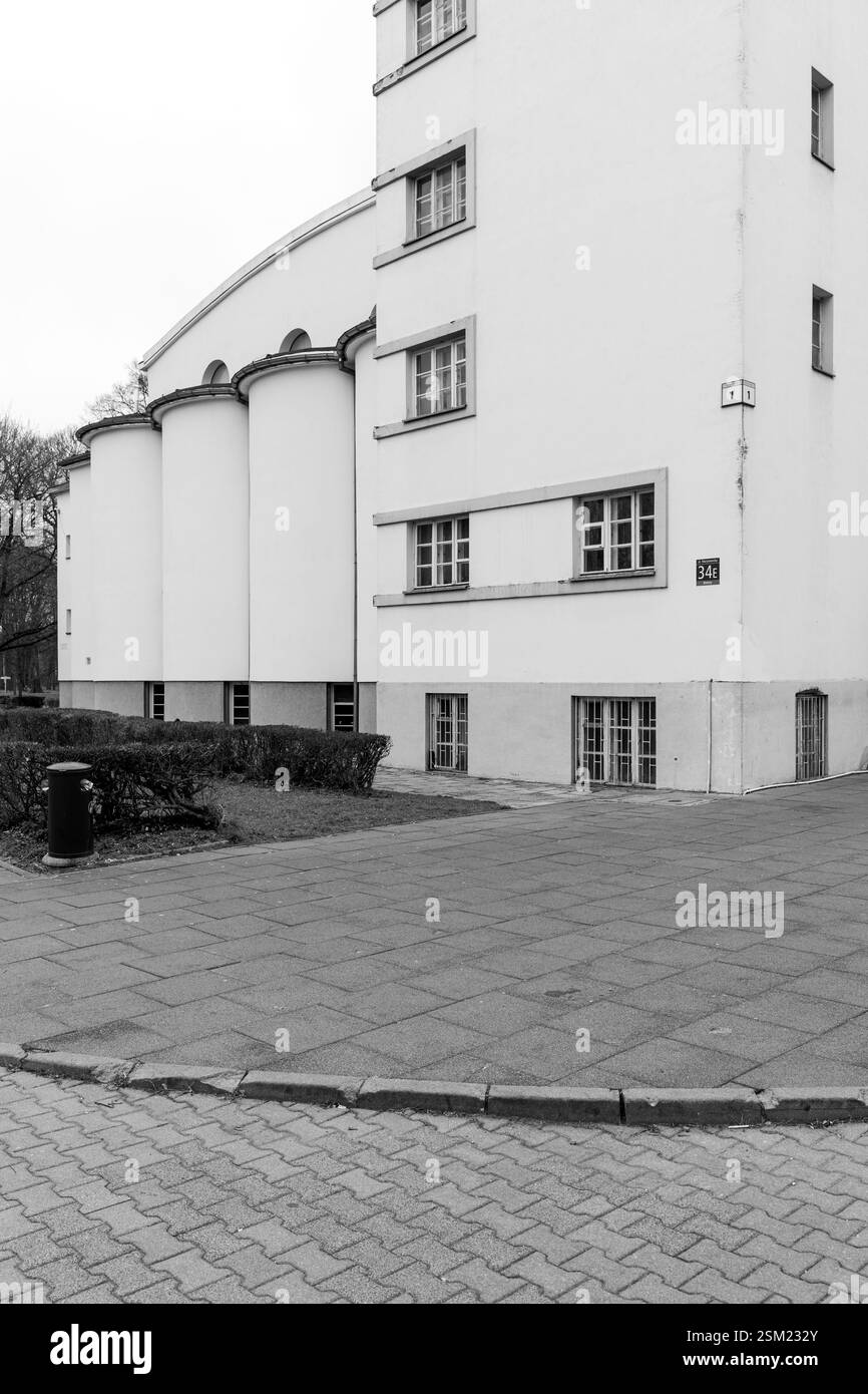 Warszawa, Bielany. Accademia di educazione fisica. Edgar Aleksander Norwerth - architetto. Piscina esterna. Foto Stock