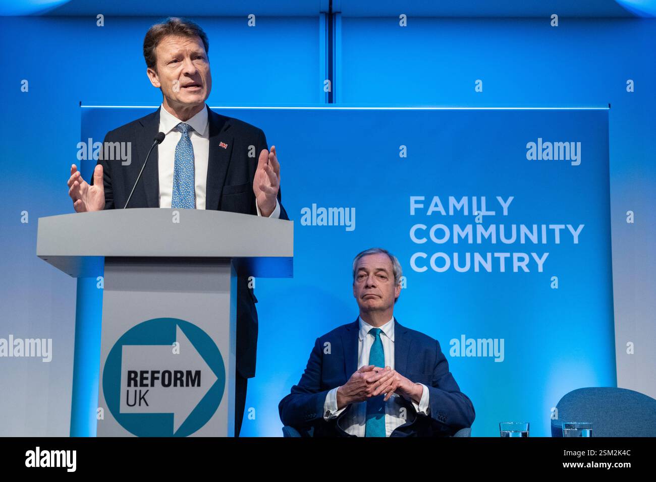 Londra, Regno Unito. 12 febbraio 2025. Nigel Farage, leader del Partito Reform UK, e Richard Tice, vice leader Reform UK, parlano ai media dell'economia e delle energie rinnovabili in una conferenza stampa Reform UK al 22 Bishopsgate nella City di Londra. Crediti: Stephen Chung / Alamy Live News Foto Stock